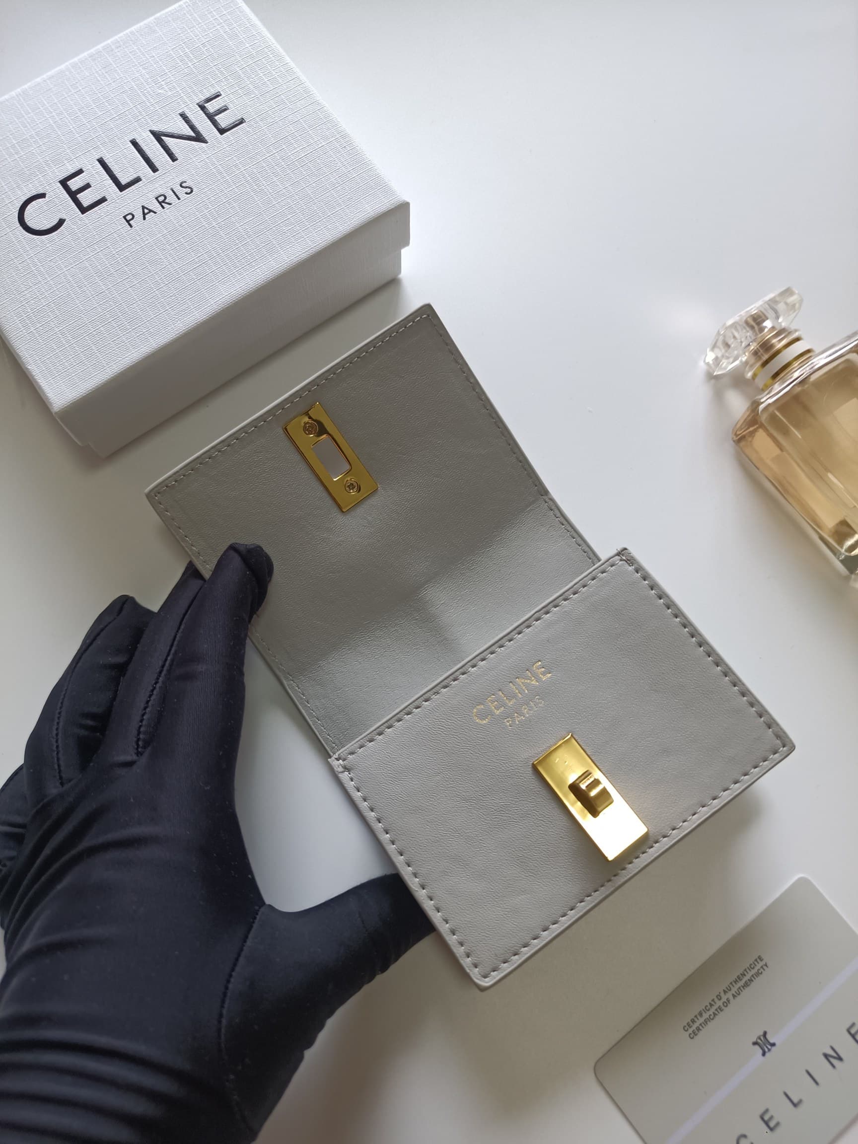 C453 Celine’s new card bag – TRIOMPHE flip-top card bag. It features classic patterns on the outer surface, with a smooth texture on the inner part. The bag uses a rotating lock mechanism for opening and closing. There are one extra-thick compartment for  — image 5