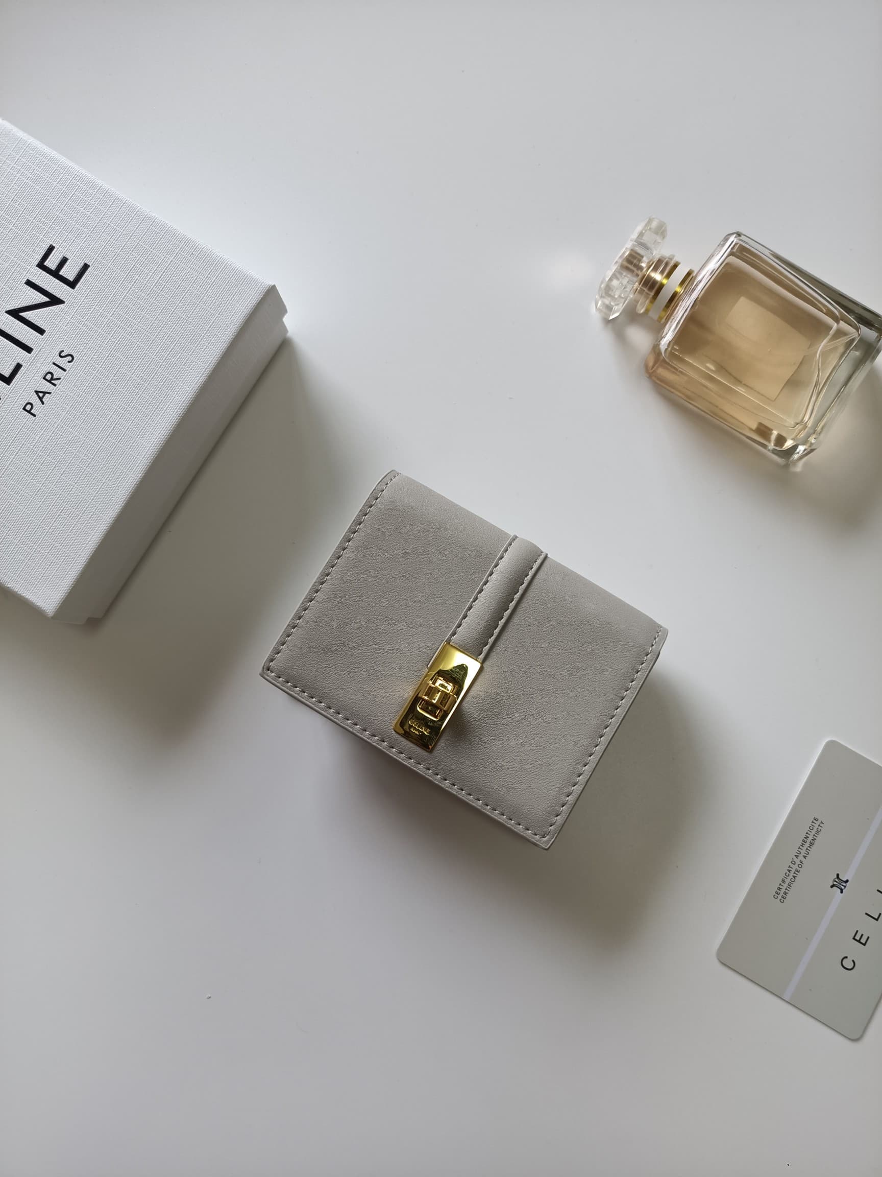 C453 Celine’s new card bag – TRIOMPHE flip-top card bag. It features classic patterns on the outer surface, with a smooth texture on the inner part. The bag uses a rotating lock mechanism for opening and closing. There are one extra-thick compartment for  — image 2