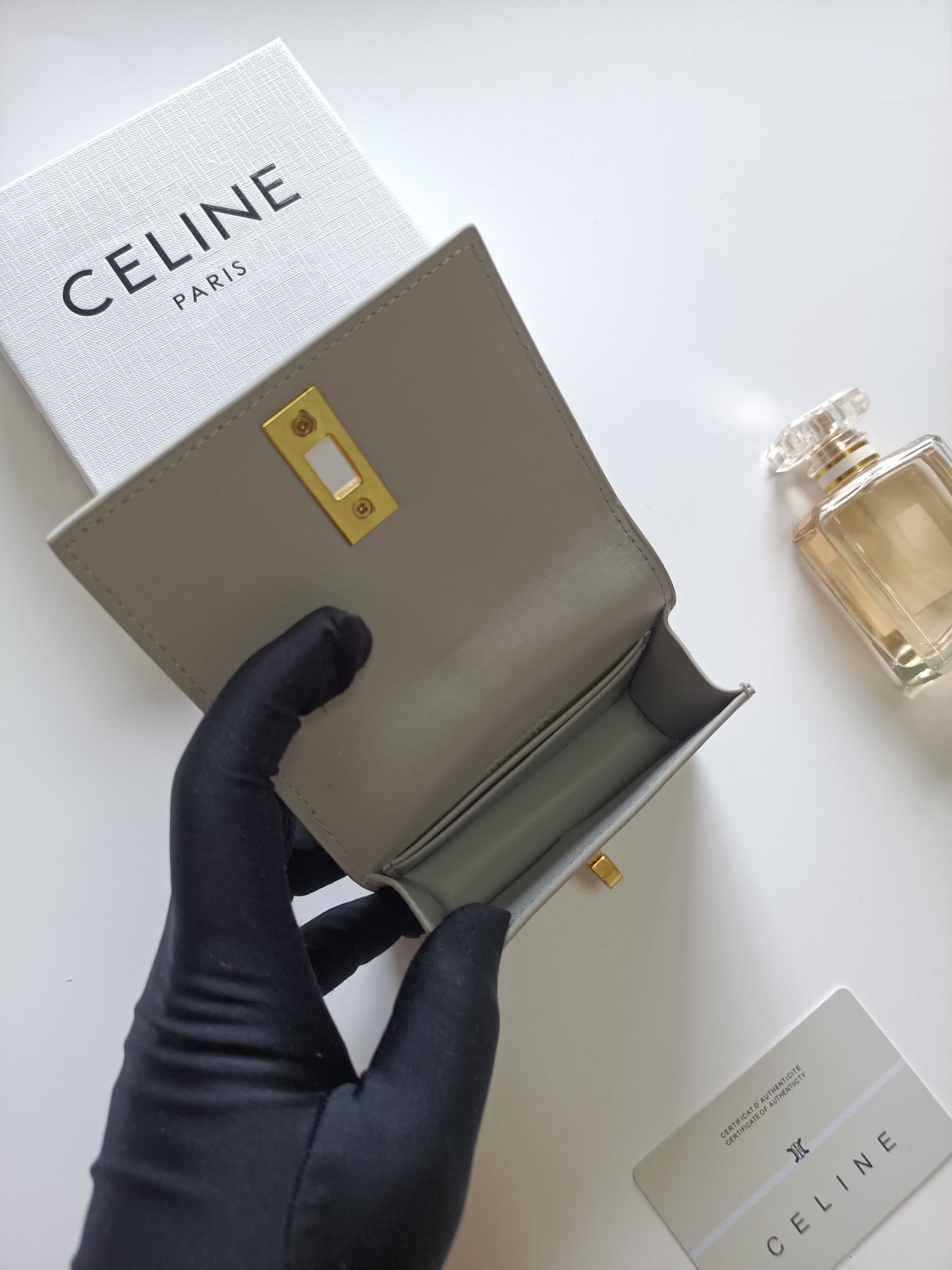 C453 Celine’s new card bag – TRIOMPHE flip-top card bag. It features classic patterns on the outer surface, with a smooth texture on the inner part. The bag uses a rotating lock mechanism for opening and closing. There are one extra-thick compartment for  — image 6