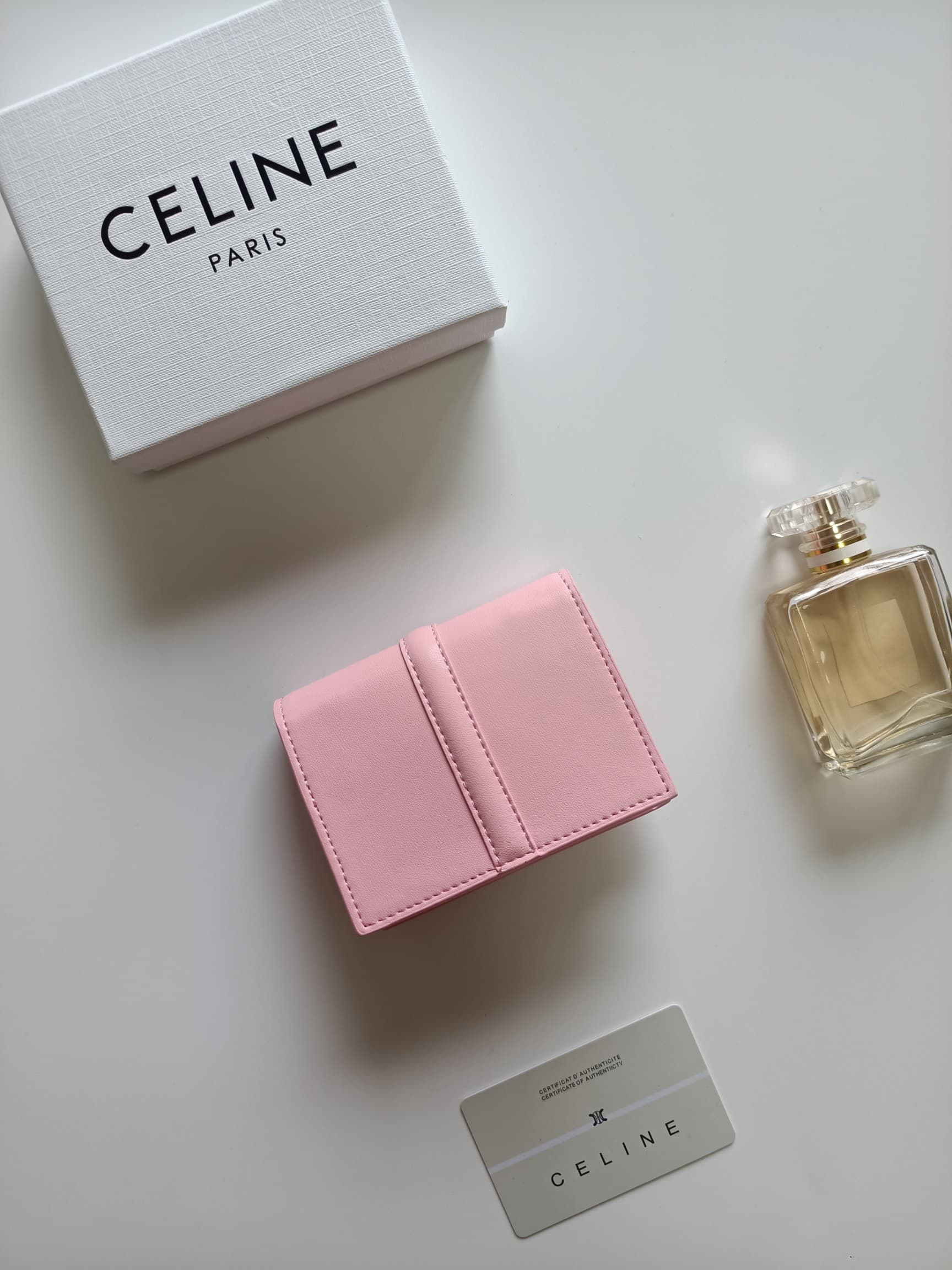 C452 Celine’s new card case: TRIOMPHE flip-up card case. It features classic patterns on the outer surface, with a smooth texture on the inner layer. The case uses a rotating lock mechanism for opening and closing. There is one thick compartment for stori — image 3