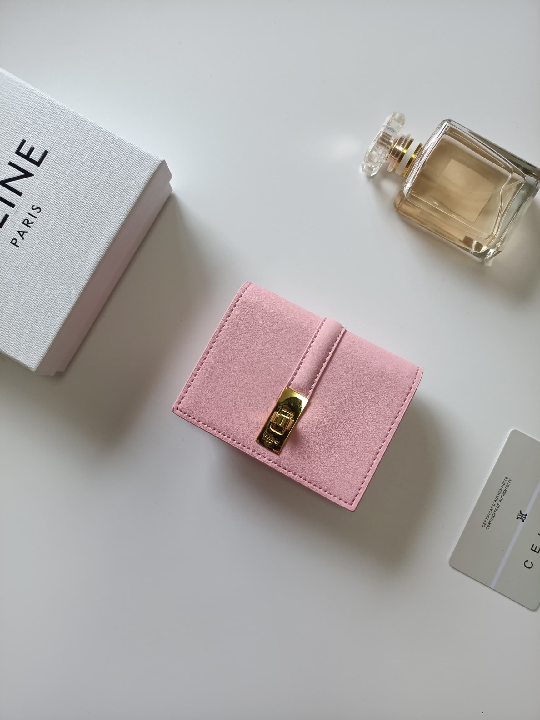 C452 Celine’s new card case: TRIOMPHE flip-up card case. It features classic patterns on the outer surface, with a smooth texture on the inner layer. The case uses a rotating lock mechanism for opening and closing. There is one thick compartment for stori — image 2