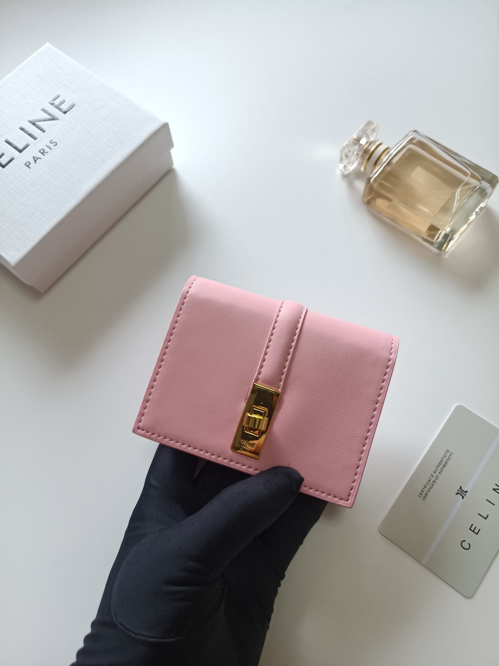 C452 Celine’s new card case: TRIOMPHE flip-up card case. It features classic patterns on the outer surface, with a smooth texture on the inner layer. The case uses a rotating lock mechanism for opening and closing. There is one thick compartment for stori — image 4