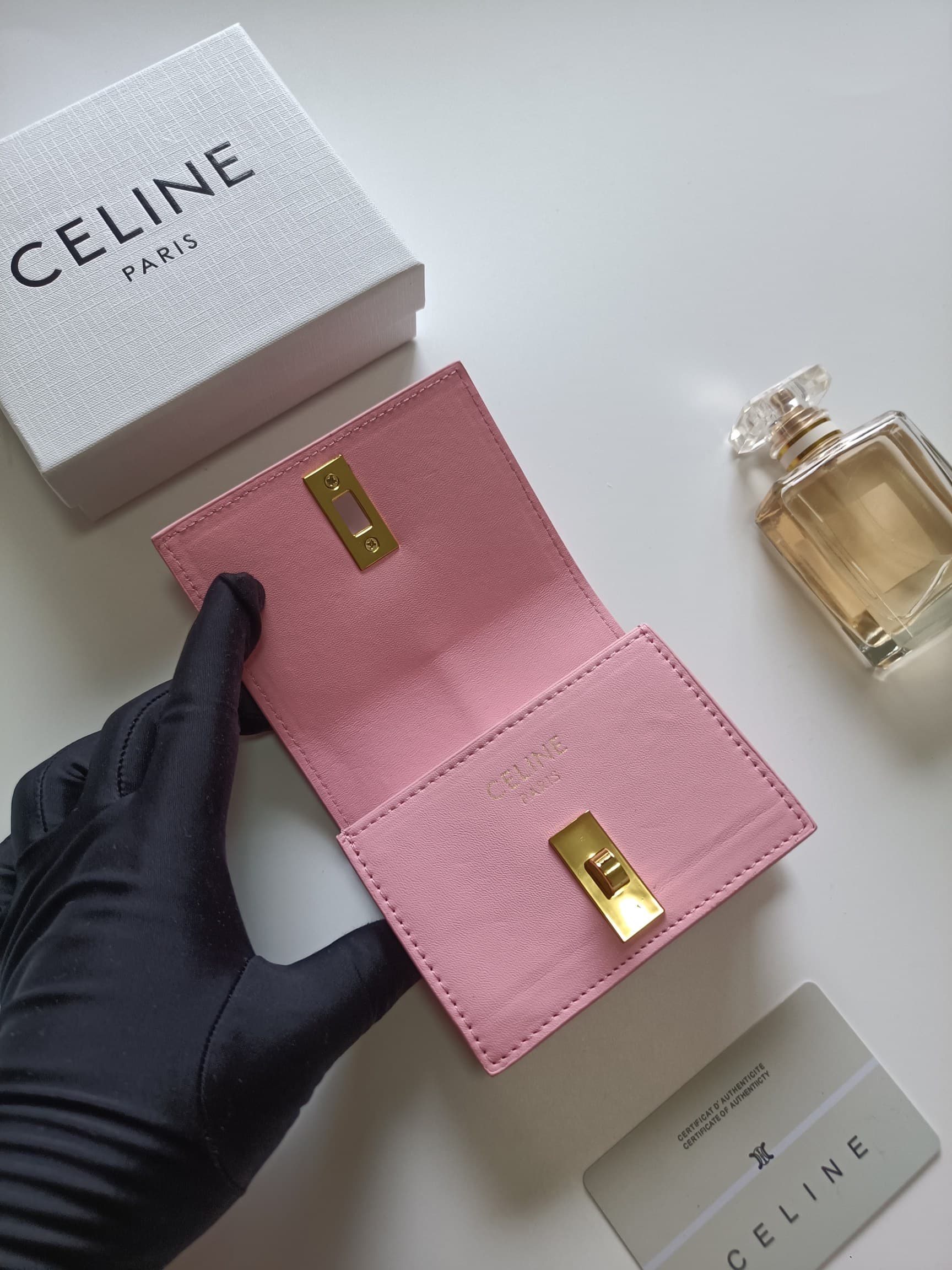 C452 Celine’s new card case: TRIOMPHE flip-up card case. It features classic patterns on the outer surface, with a smooth texture on the inner layer. The case uses a rotating lock mechanism for opening and closing. There is one thick compartment for stori — image 5