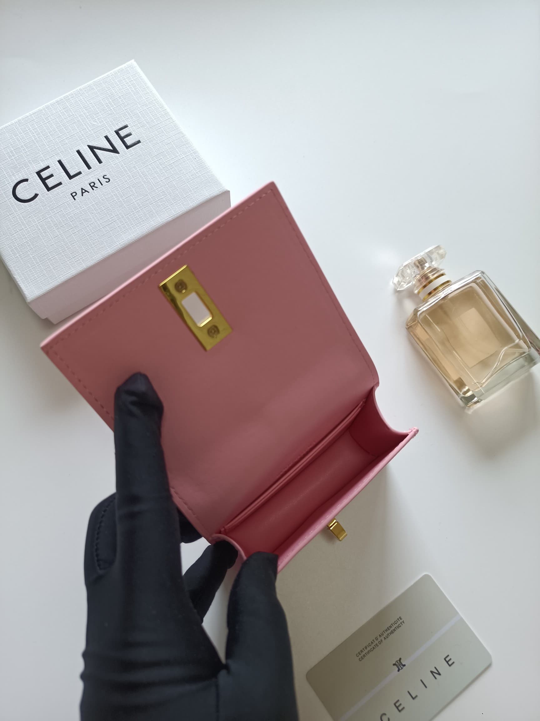 C452 Celine’s new card case: TRIOMPHE flip-up card case. It features classic patterns on the outer surface, with a smooth texture on the inner layer. The case uses a rotating lock mechanism for opening and closing. There is one thick compartment for stori — image 6