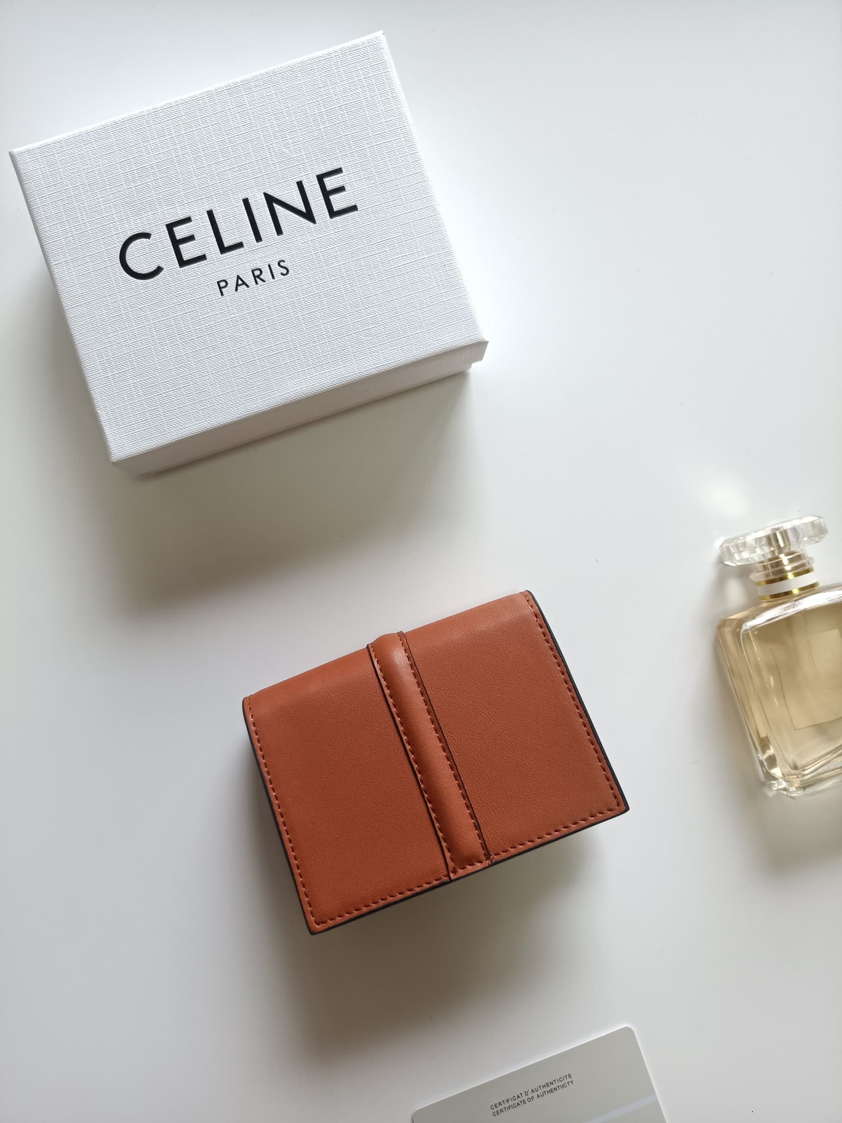 C451 Celine’s new card case – TRIOMPHE flip-up card case. It features classic patterns on the outer surface, with a smooth texture on the inner part. The case has a rotating lock mechanism for easy opening and closing. There are one additional thick compa — image 3