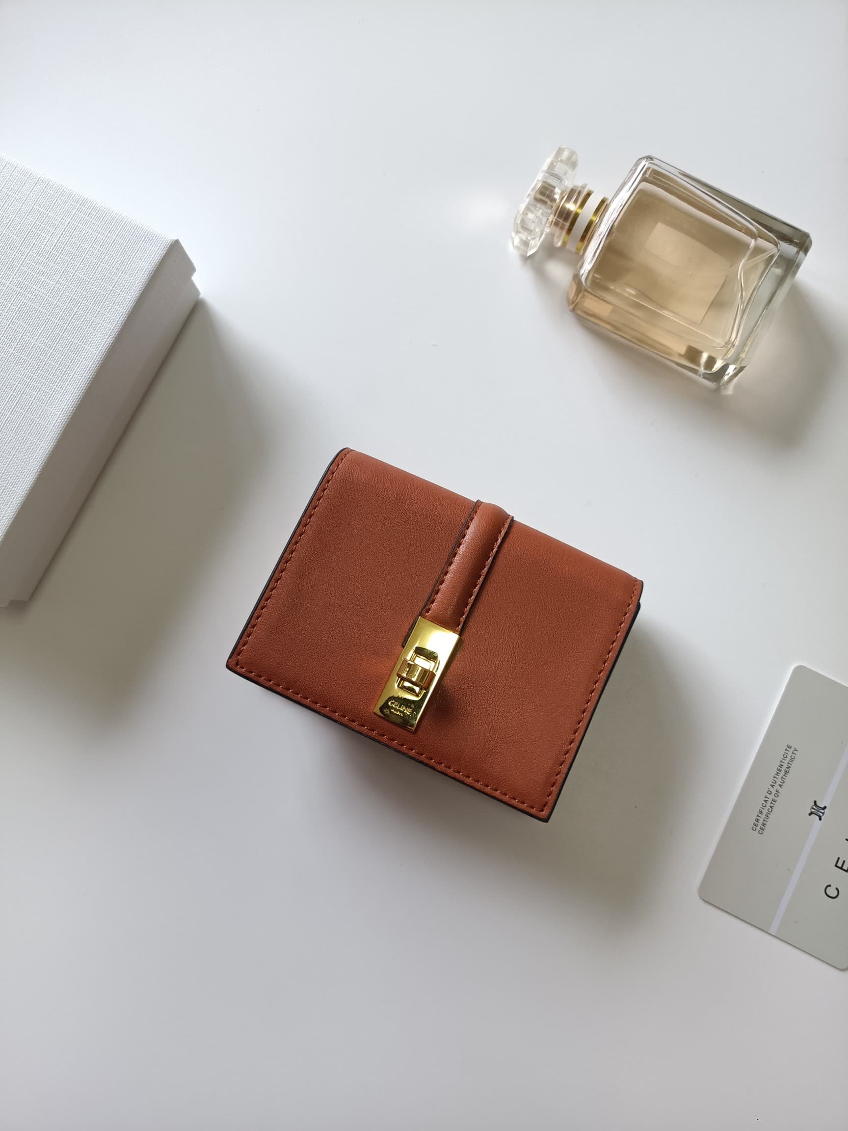 C451 Celine’s new card case – TRIOMPHE flip-up card case. It features classic patterns on the outer surface, with a smooth texture on the inner part. The case has a rotating lock mechanism for easy opening and closing. There are one additional thick compa — image 2