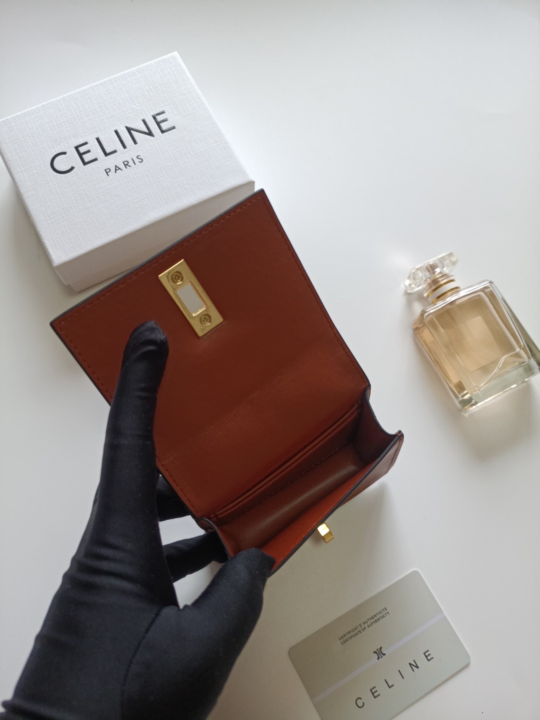 C451 Celine’s new card case – TRIOMPHE flip-up card case. It features classic patterns on the outer surface, with a smooth texture on the inner part. The case has a rotating lock mechanism for easy opening and closing. There are one additional thick compa — image 6