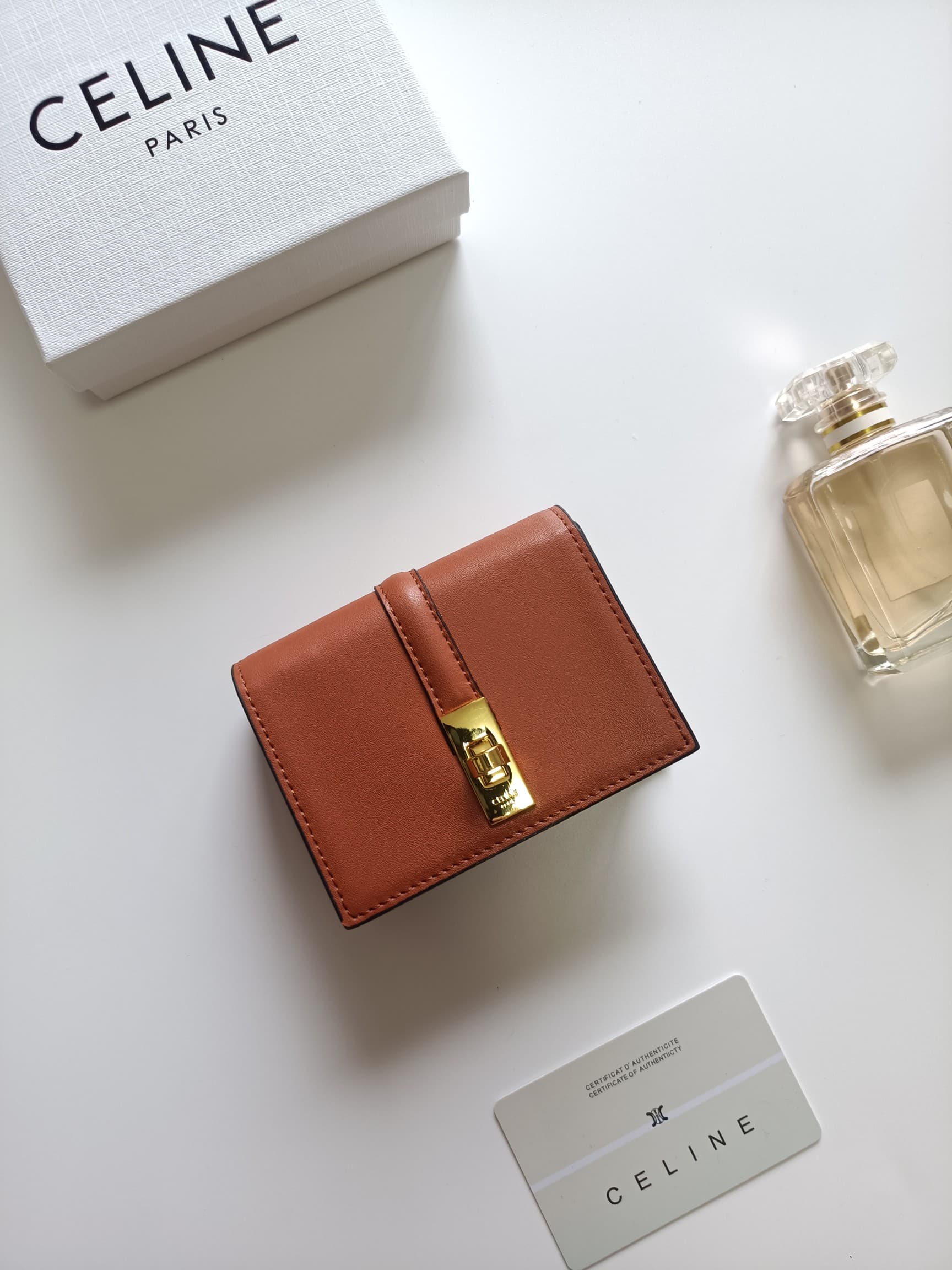 C451 Celine’s new card case – TRIOMPHE flip-up card case. It features classic patterns on the outer surface, with a smooth texture on the inner part. The case has a rotating lock mechanism for easy opening and closing. There are one additional thick compa — image 1