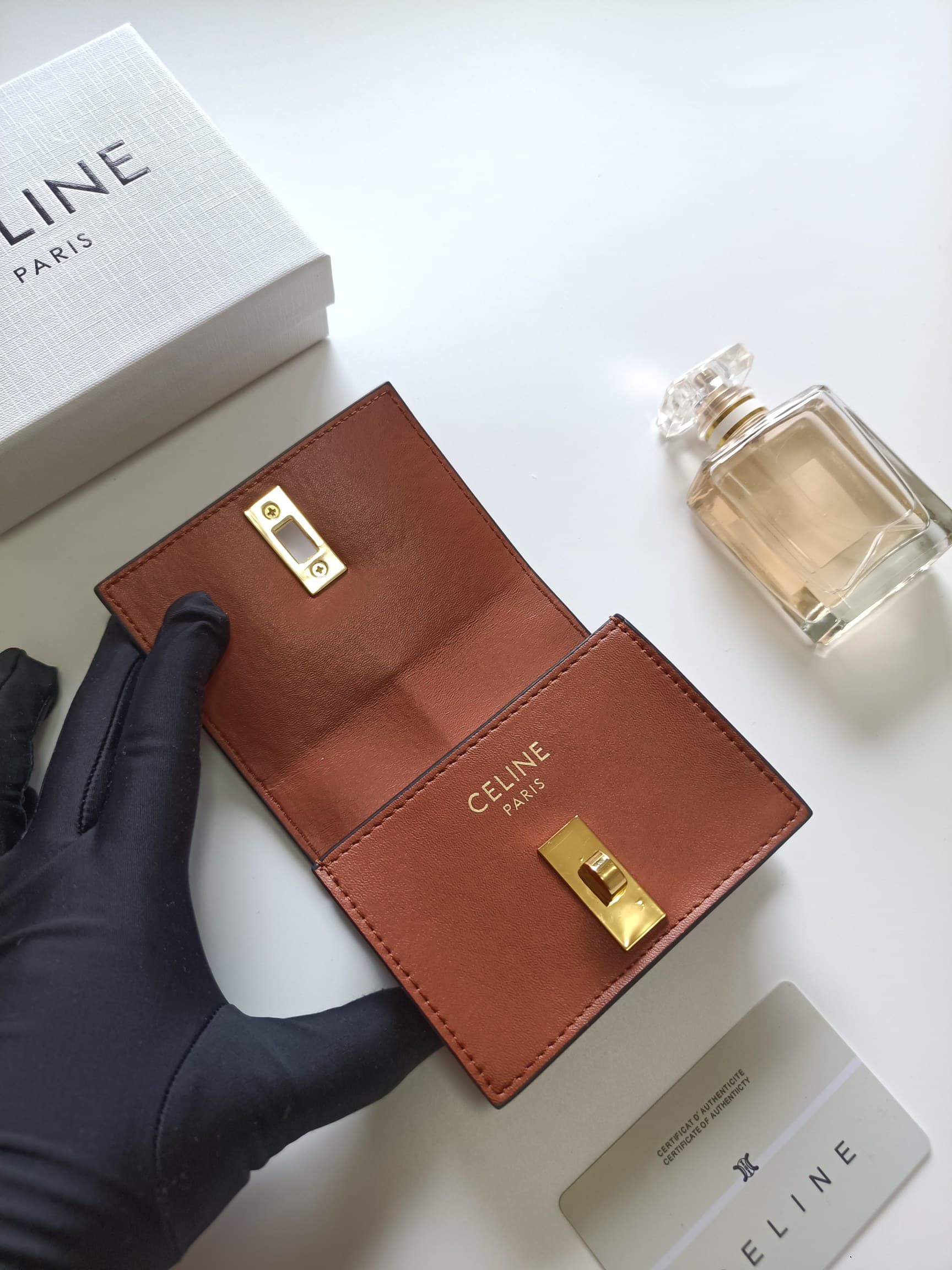 C451 Celine’s new card case – TRIOMPHE flip-up card case. It features classic patterns on the outer surface, with a smooth texture on the inner part. The case has a rotating lock mechanism for easy opening and closing. There are one additional thick compa — image 5