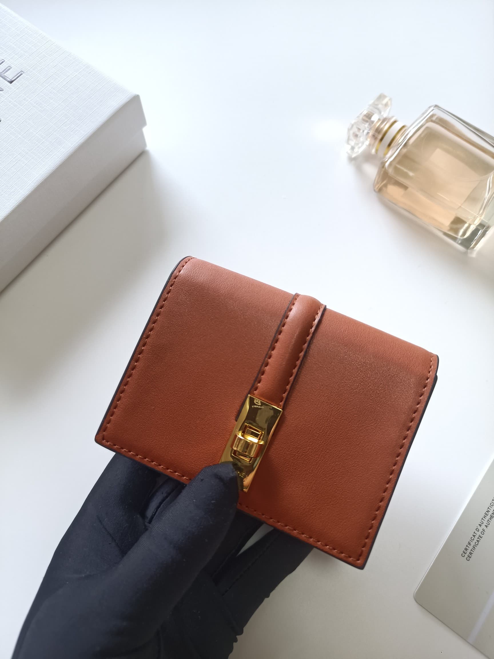 C451 Celine’s new card case – TRIOMPHE flip-up card case. It features classic patterns on the outer surface, with a smooth texture on the inner part. The case has a rotating lock mechanism for easy opening and closing. There are one additional thick compa — image 4