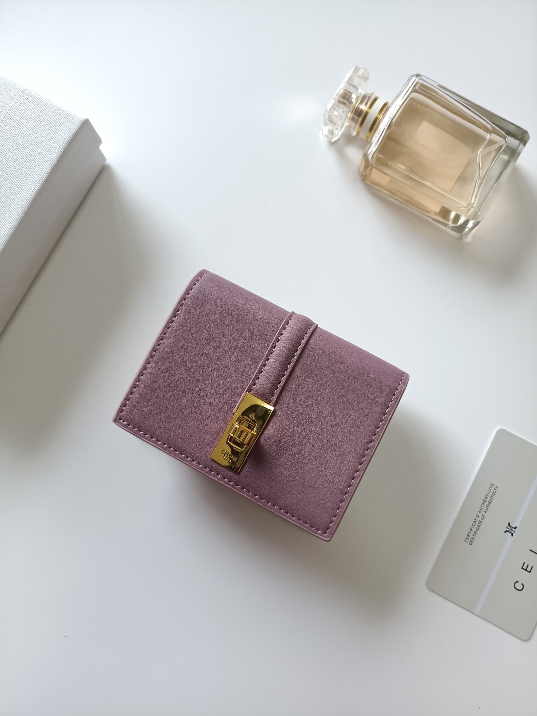 C450 Celine’s new card holder – TRIOMPHE flip-top card holder. It features classic patterns on the outer surface, with a smooth texture on the inner layer. The holder uses a rotating lock mechanism for opening and closing. There are one additional thick c — image 2