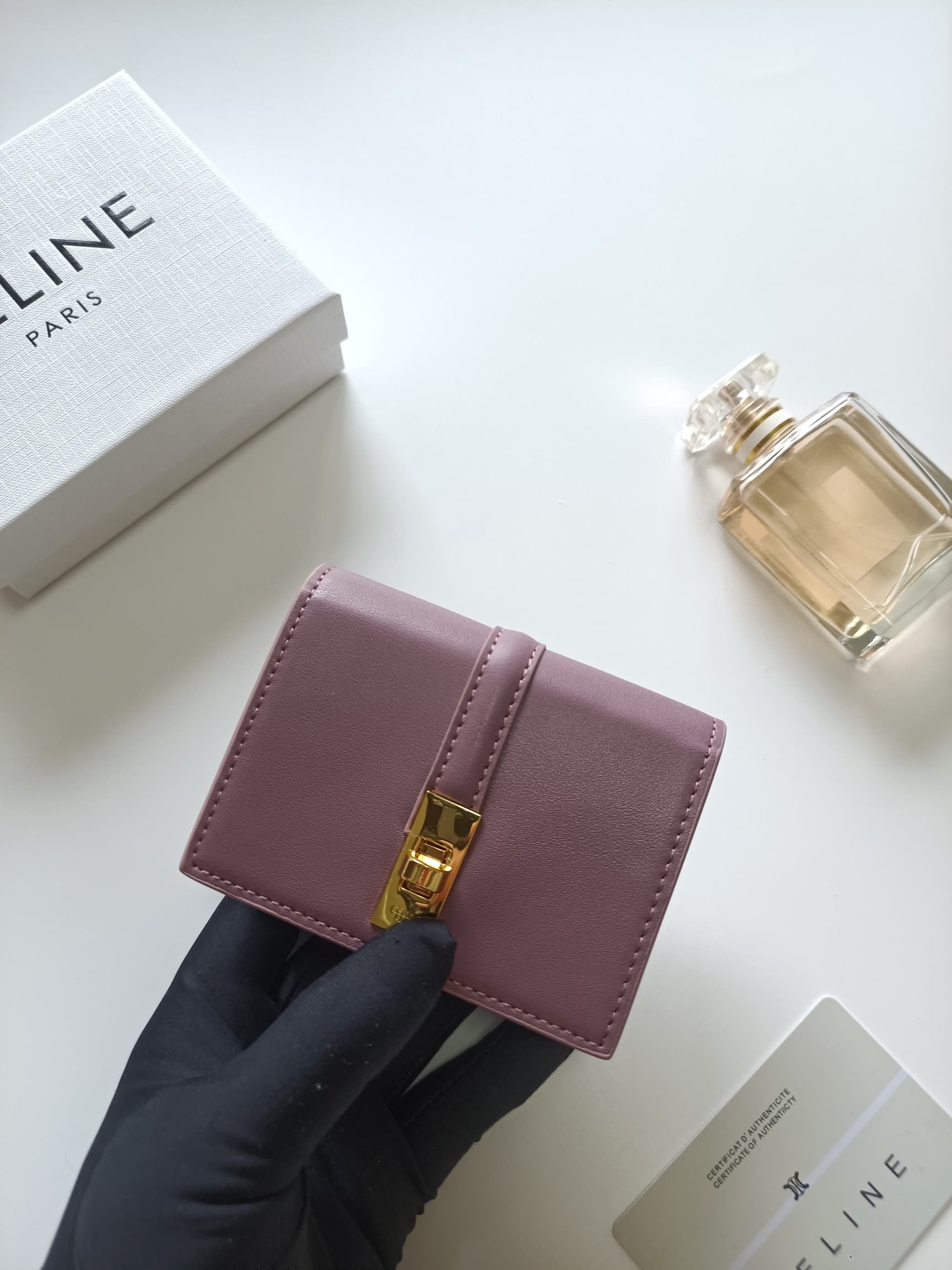 C450 Celine’s new card holder – TRIOMPHE flip-top card holder. It features classic patterns on the outer surface, with a smooth texture on the inner layer. The holder uses a rotating lock mechanism for opening and closing. There are one additional thick c — image 4