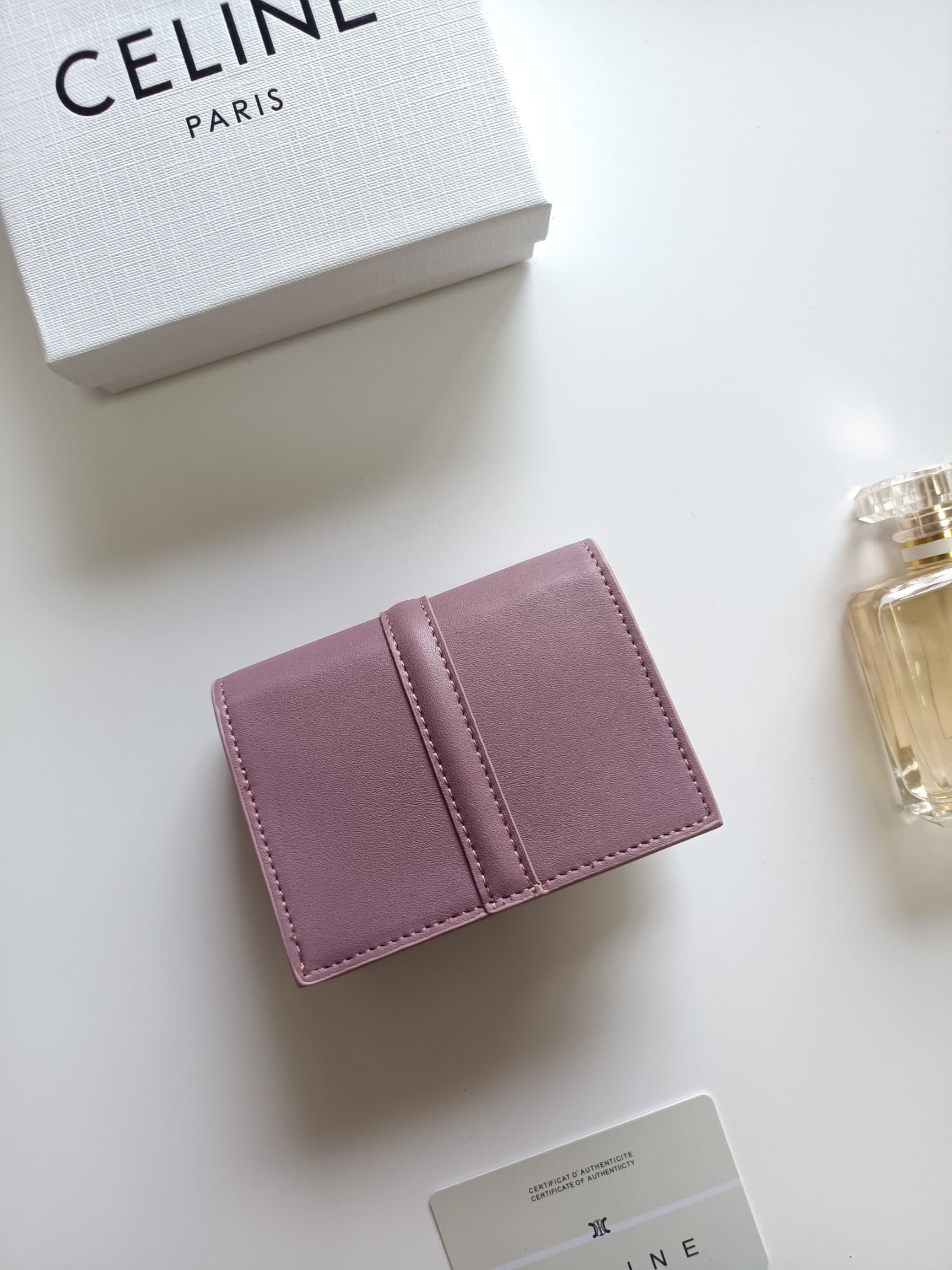 C450 Celine’s new card holder – TRIOMPHE flip-top card holder. It features classic patterns on the outer surface, with a smooth texture on the inner layer. The holder uses a rotating lock mechanism for opening and closing. There are one additional thick c — image 3