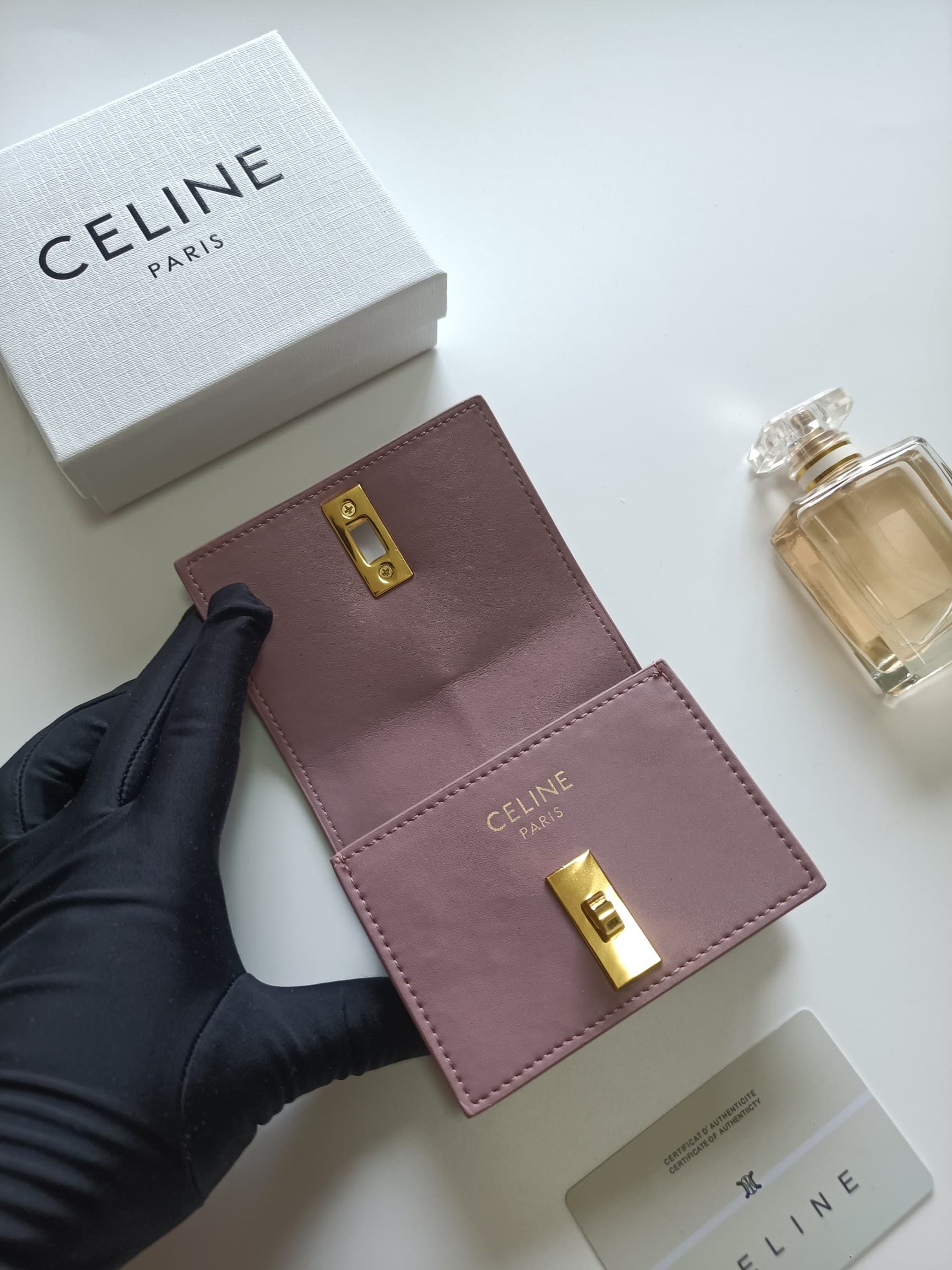 C450 Celine’s new card holder – TRIOMPHE flip-top card holder. It features classic patterns on the outer surface, with a smooth texture on the inner layer. The holder uses a rotating lock mechanism for opening and closing. There are one additional thick c — image 5