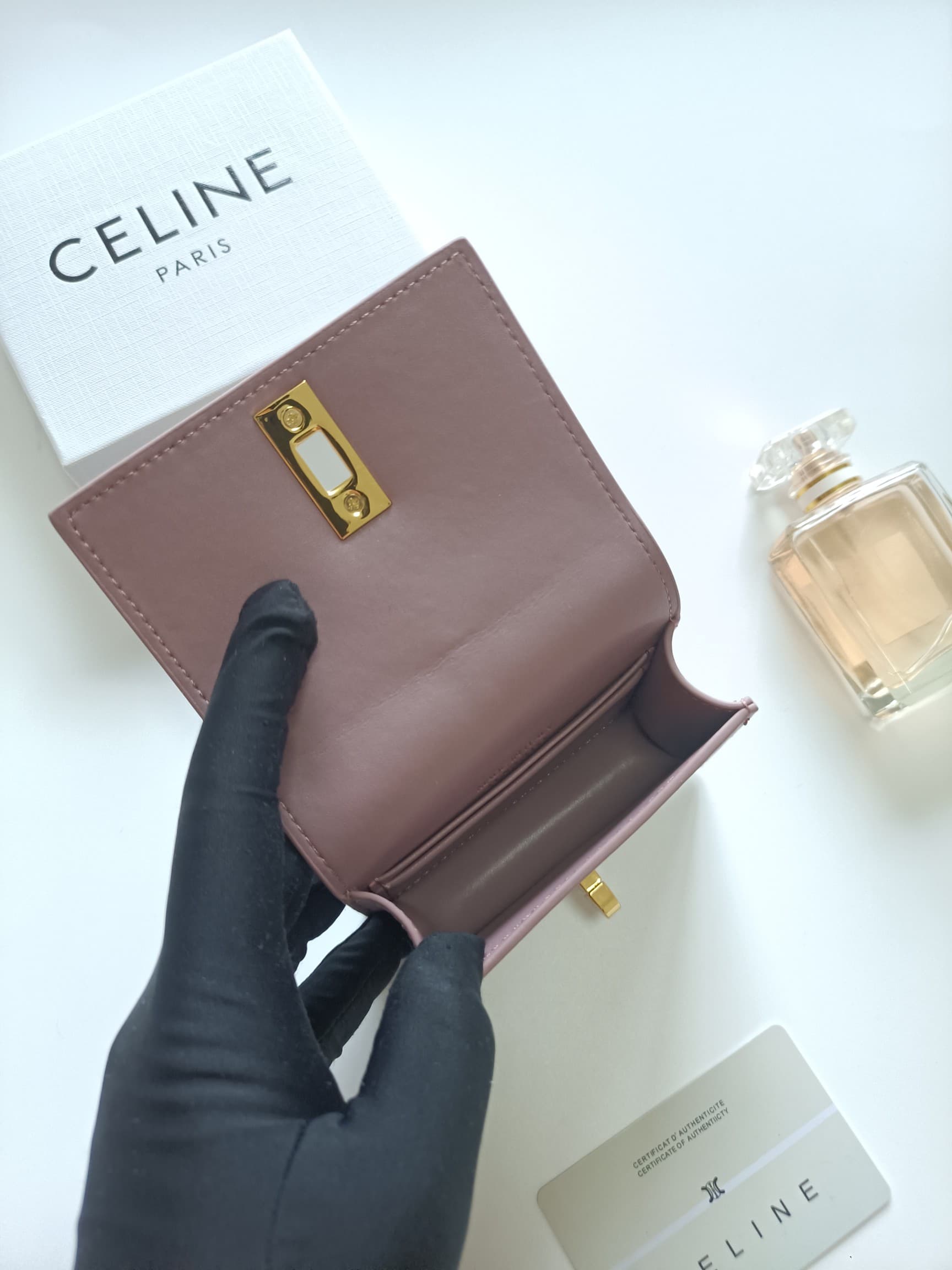C450 Celine’s new card holder – TRIOMPHE flip-top card holder. It features classic patterns on the outer surface, with a smooth texture on the inner layer. The holder uses a rotating lock mechanism for opening and closing. There are one additional thick c — image 6