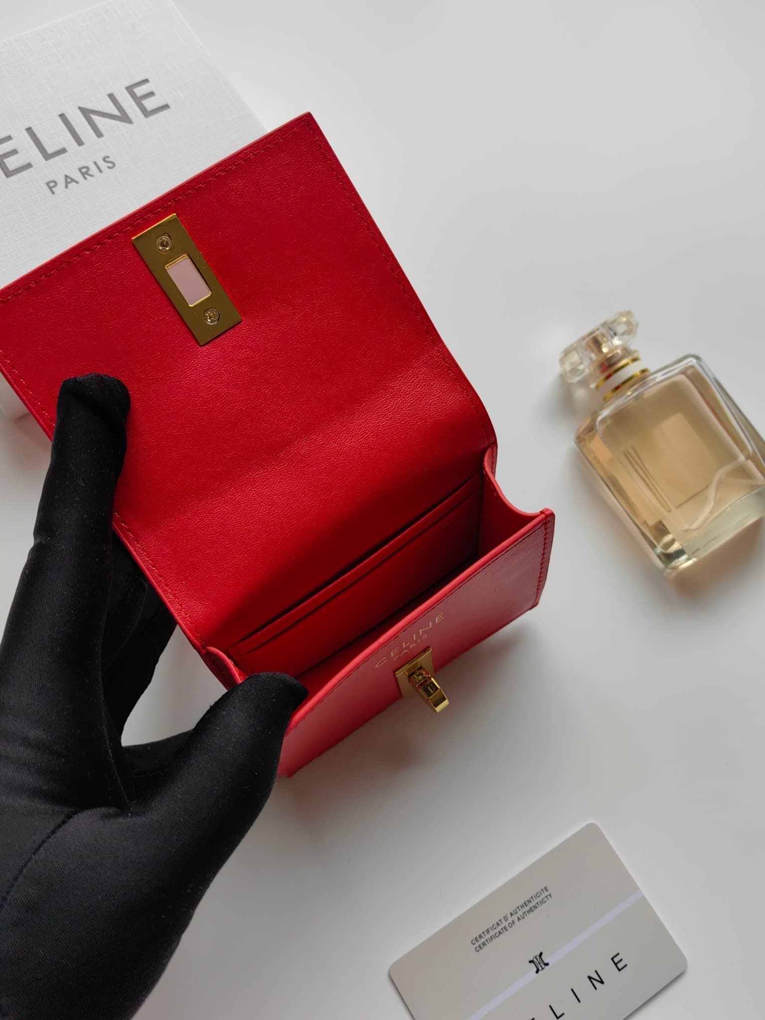 C449 Celine’s new card case – TRIOMPHE flip-up card case. It features classic patterns on the outer surface, with a smooth texture on the inner part. The case has a rotating lock mechanism for easy opening and closing. There are 1 additional thick compart — image 5
