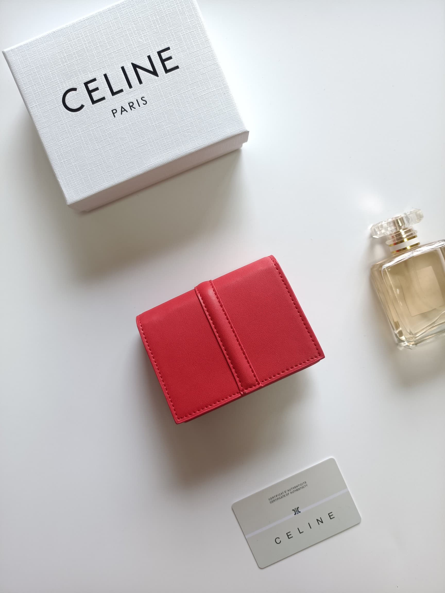 C449 Celine’s new card case – TRIOMPHE flip-up card case. It features classic patterns on the outer surface, with a smooth texture on the inner part. The case has a rotating lock mechanism for easy opening and closing. There are 1 additional thick compart — image 3