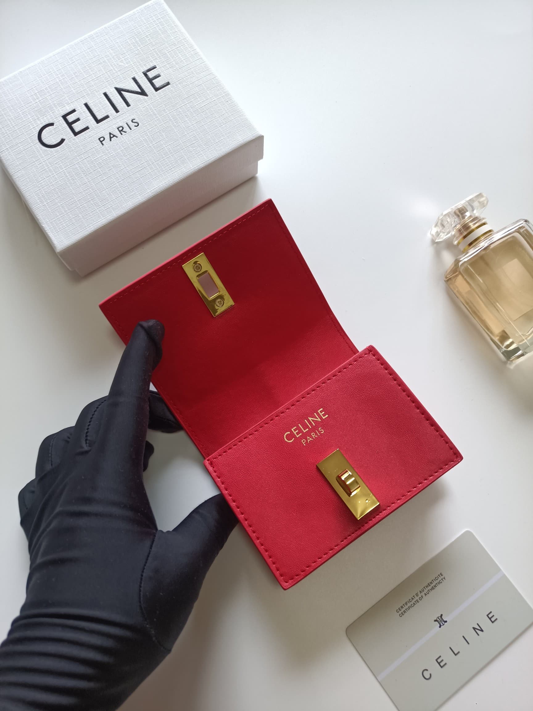 C449 Celine’s new card case – TRIOMPHE flip-up card case. It features classic patterns on the outer surface, with a smooth texture on the inner part. The case has a rotating lock mechanism for easy opening and closing. There are 1 additional thick compart — image 4