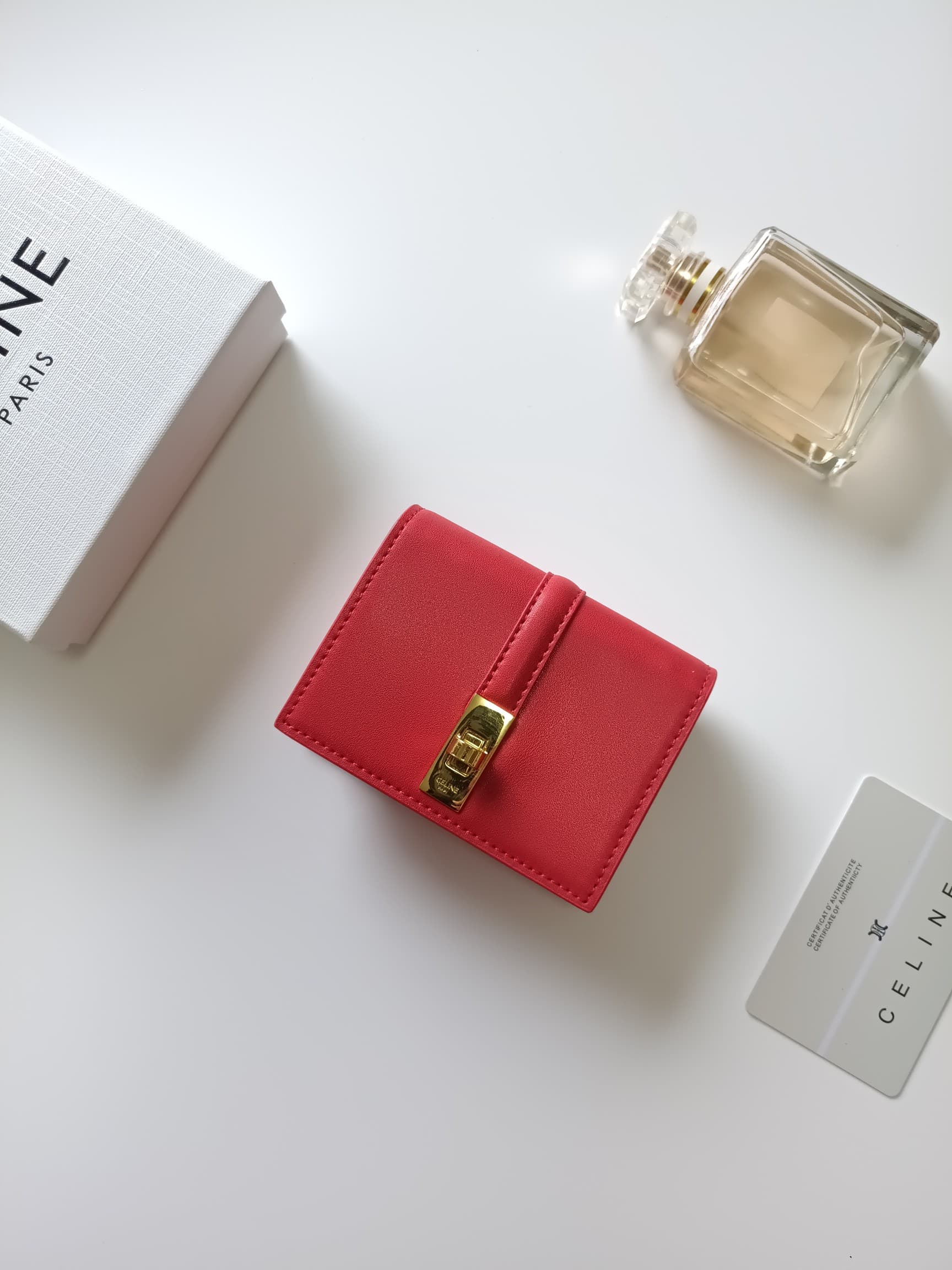 C449 Celine’s new card case – TRIOMPHE flip-up card case. It features classic patterns on the outer surface, with a smooth texture on the inner part. The case has a rotating lock mechanism for easy opening and closing. There are 1 additional thick compart — image 2