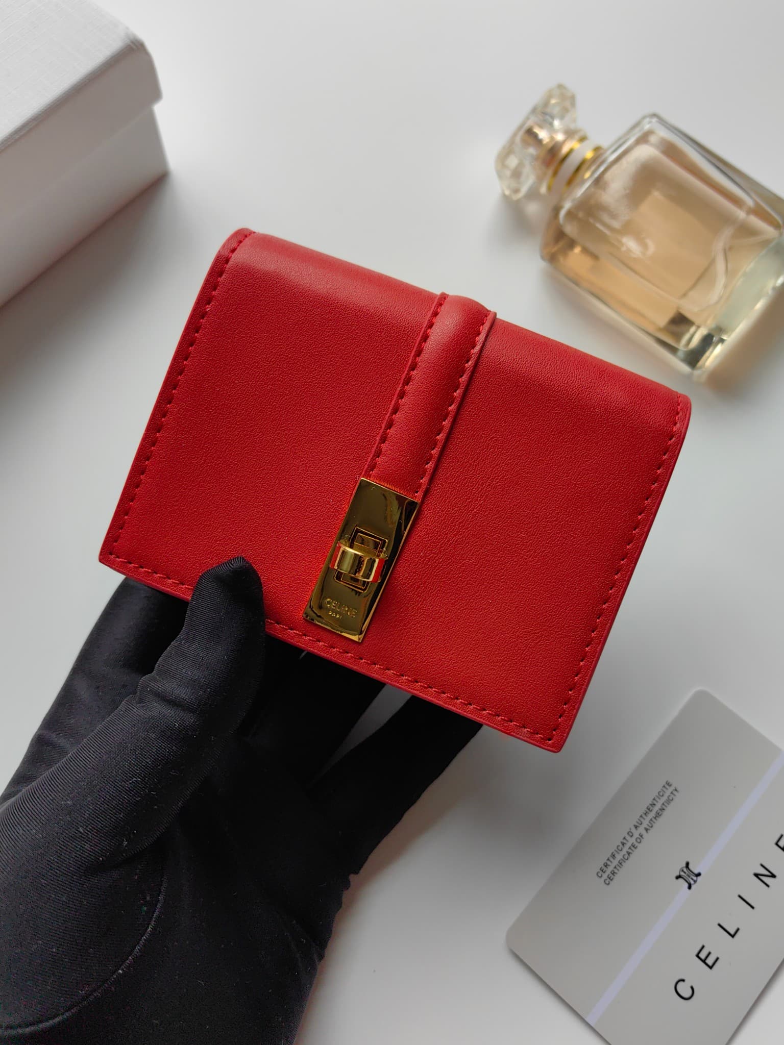 C449 Celine’s new card case – TRIOMPHE flip-up card case. It features classic patterns on the outer surface, with a smooth texture on the inner part. The case has a rotating lock mechanism for easy opening and closing. There are 1 additional thick compart — image 6