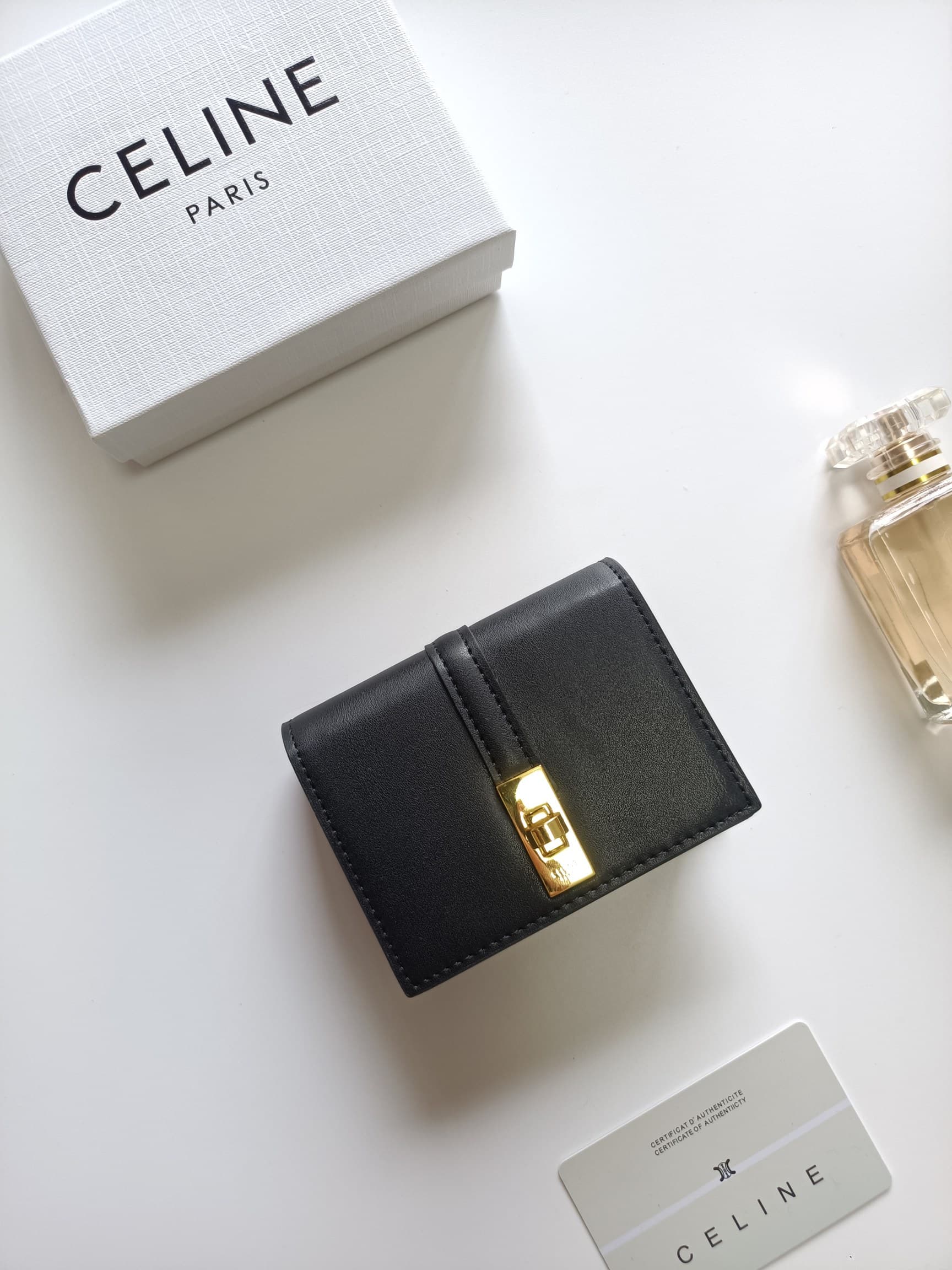 C448 Celine’s new card case – TRIOMPHE flip-top card case. It features classic patterns on the outer surface, with a smooth texture on the inner part. The case has a rotating lock for easy opening and closing. There are 1 extra-thick compartment for stori — image 1