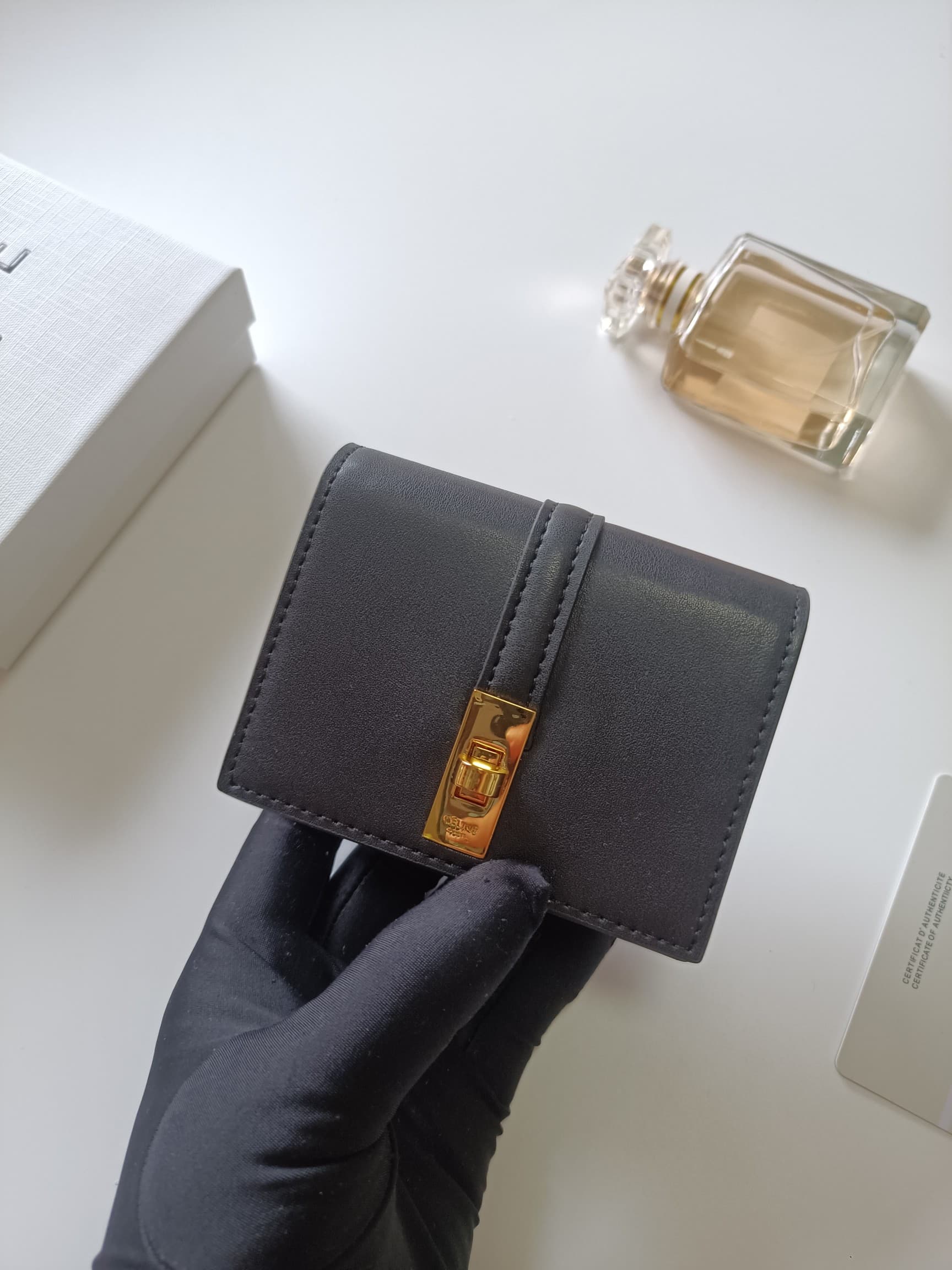 C448 Celine’s new card case – TRIOMPHE flip-top card case. It features classic patterns on the outer surface, with a smooth texture on the inner part. The case has a rotating lock for easy opening and closing. There are 1 extra-thick compartment for stori — image 4