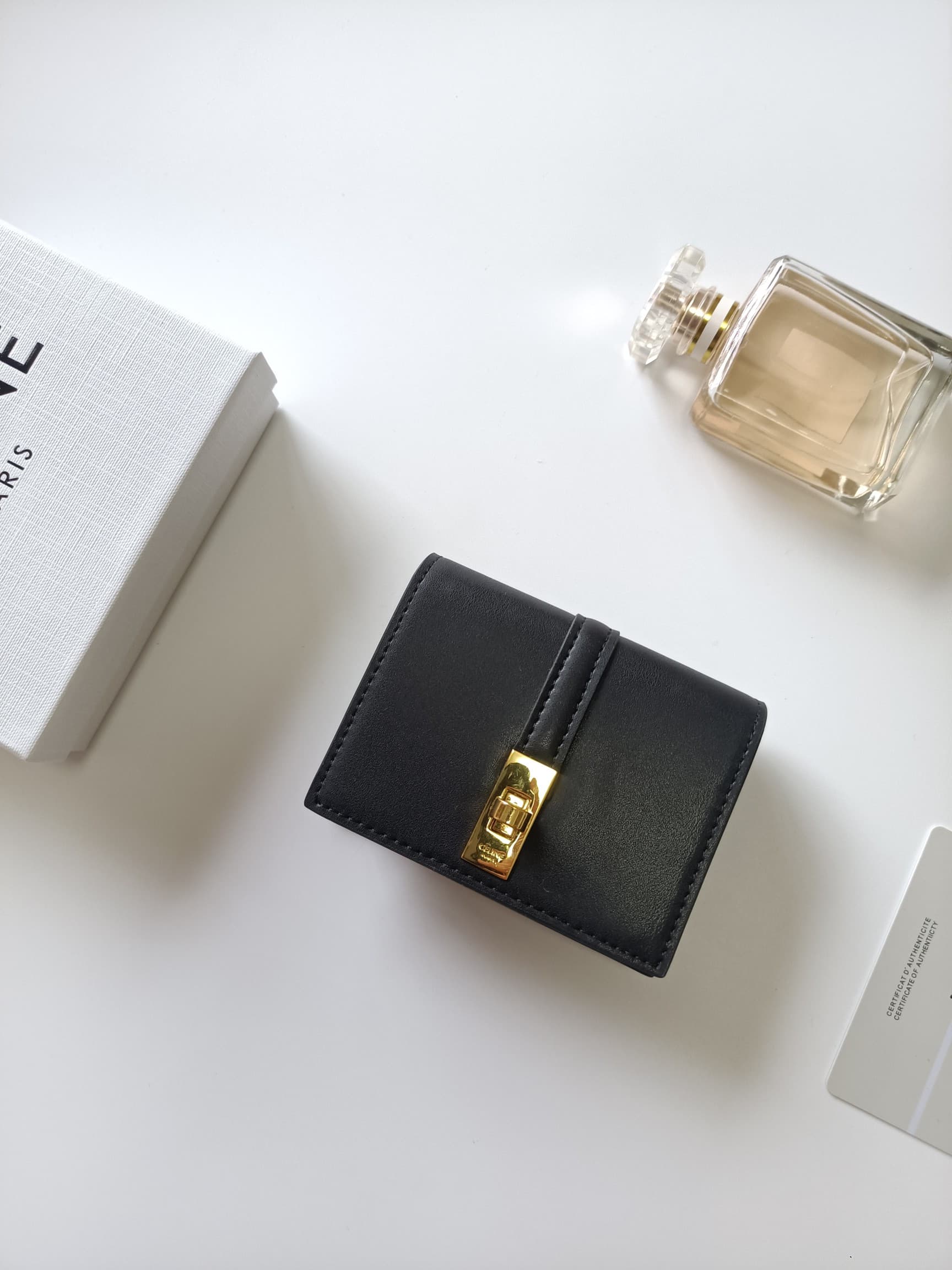 C448 Celine’s new card case – TRIOMPHE flip-top card case. It features classic patterns on the outer surface, with a smooth texture on the inner part. The case has a rotating lock for easy opening and closing. There are 1 extra-thick compartment for stori — image 2