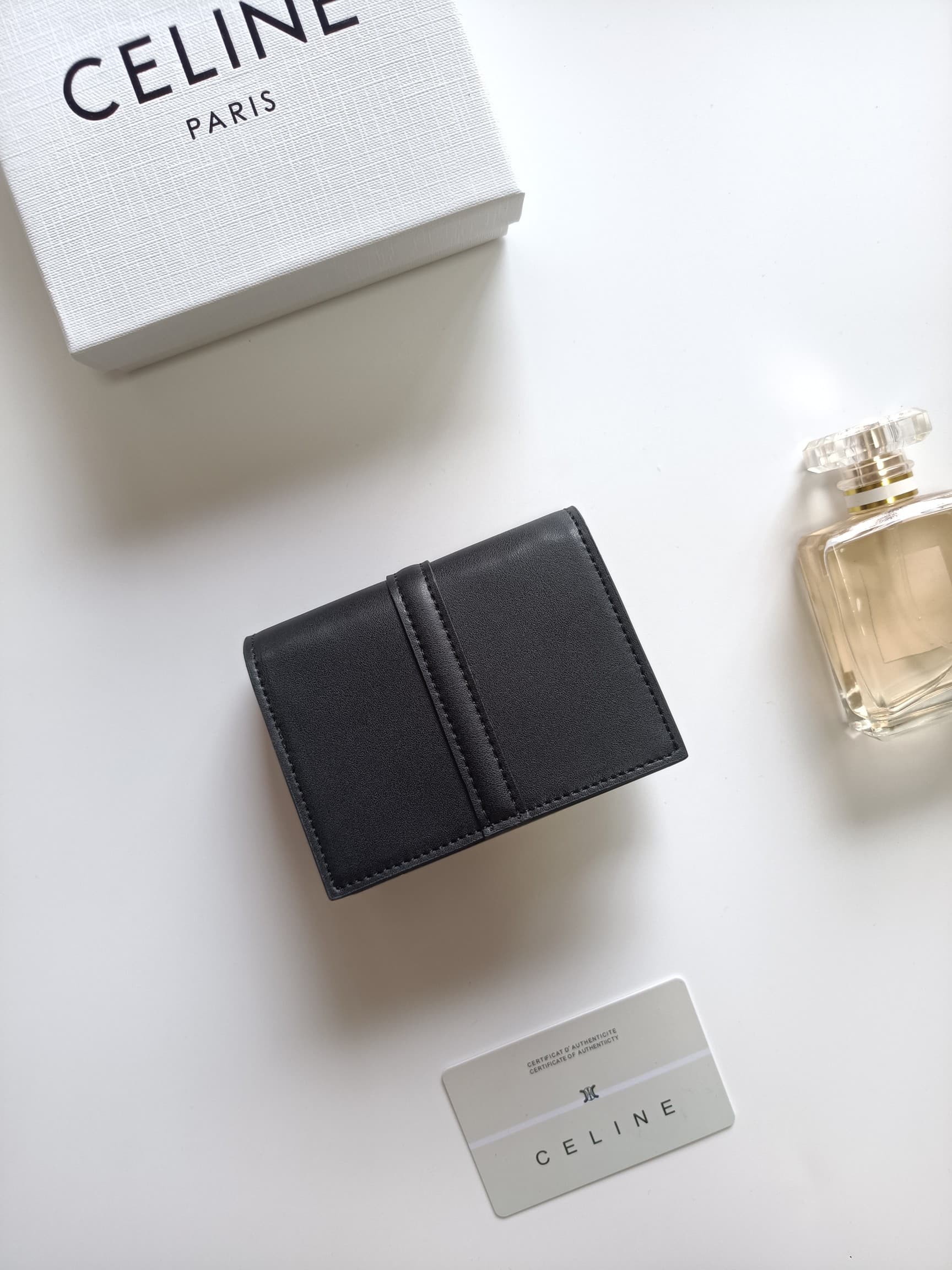 C448 Celine’s new card case – TRIOMPHE flip-top card case. It features classic patterns on the outer surface, with a smooth texture on the inner part. The case has a rotating lock for easy opening and closing. There are 1 extra-thick compartment for stori — image 3