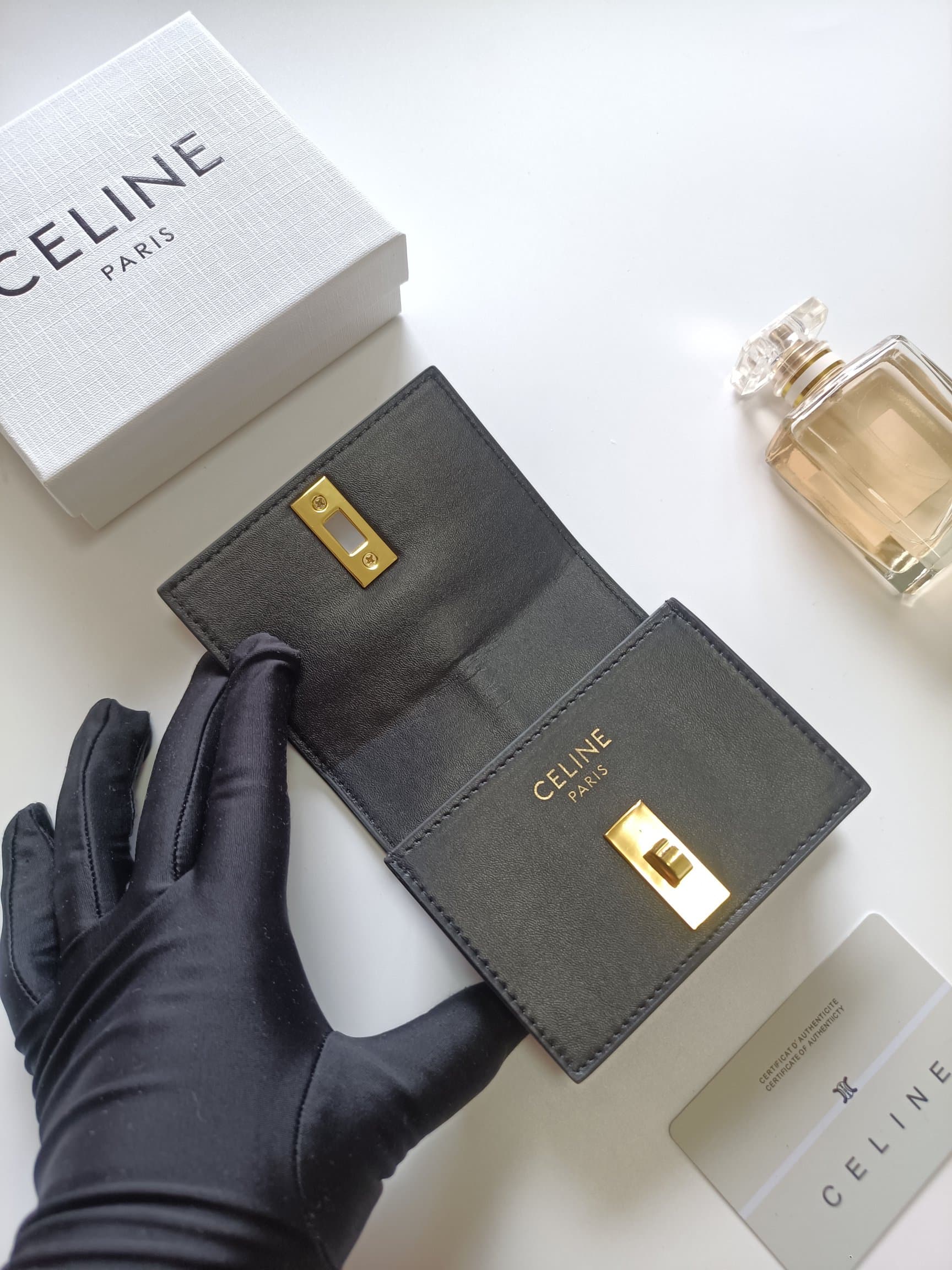 C448 Celine’s new card case – TRIOMPHE flip-top card case. It features classic patterns on the outer surface, with a smooth texture on the inner part. The case has a rotating lock for easy opening and closing. There are 1 extra-thick compartment for stori — image 5