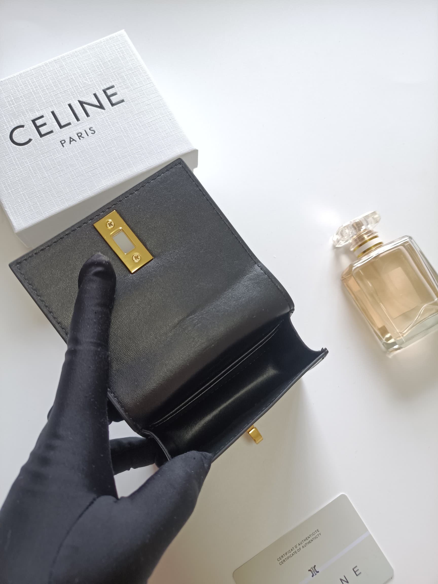 C448 Celine’s new card case – TRIOMPHE flip-top card case. It features classic patterns on the outer surface, with a smooth texture on the inner part. The case has a rotating lock for easy opening and closing. There are 1 extra-thick compartment for stori — image 6