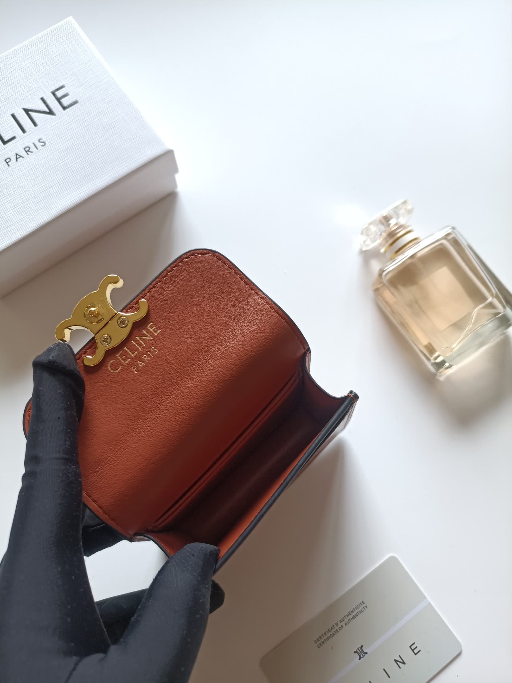 C463 Celine’s new card case – TRIOMPHE namecard case. Features a classic pattern on the large surface, with a smooth texture made of ultra-fine material. Gold-colored TRIOMPHE metal buttons for opening and closing. There is one thick inner compartment, an — image 5