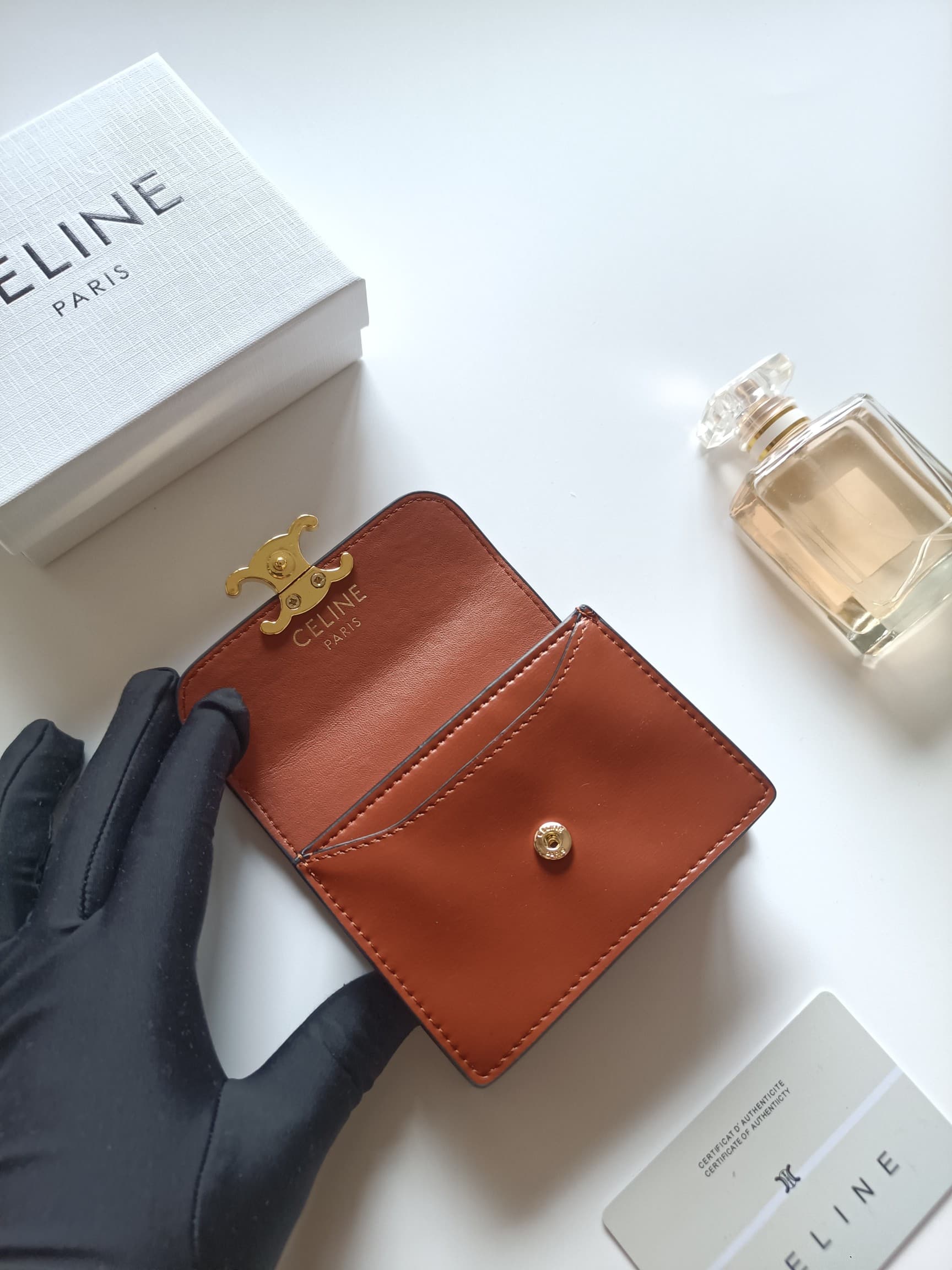 C463 Celine’s new card case – TRIOMPHE namecard case. Features a classic pattern on the large surface, with a smooth texture made of ultra-fine material. Gold-colored TRIOMPHE metal buttons for opening and closing. There is one thick inner compartment, an — image 4
