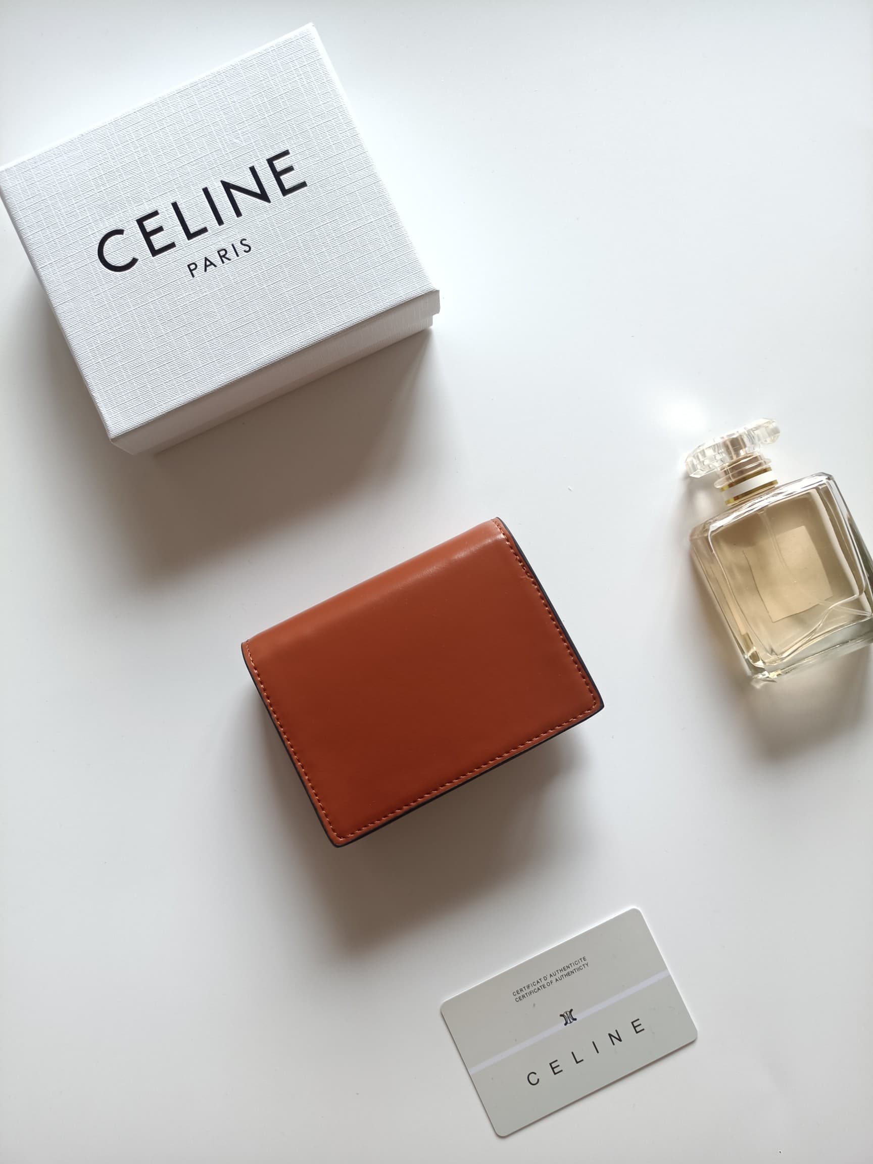 C463 Celine’s new card case – TRIOMPHE namecard case. Features a classic pattern on the large surface, with a smooth texture made of ultra-fine material. Gold-colored TRIOMPHE metal buttons for opening and closing. There is one thick inner compartment, an — image 3