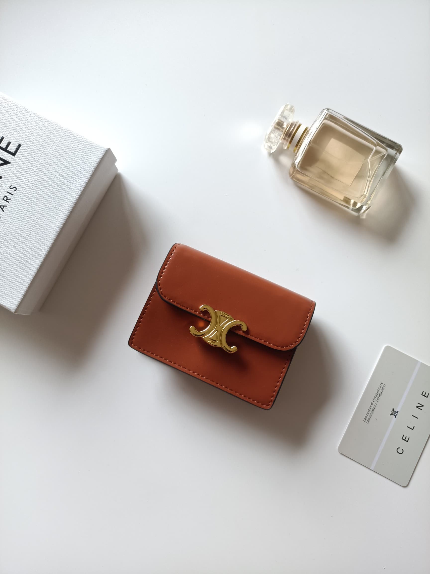 C463 Celine’s new card case – TRIOMPHE namecard case. Features a classic pattern on the large surface, with a smooth texture made of ultra-fine material. Gold-colored TRIOMPHE metal buttons for opening and closing. There is one thick inner compartment, an — image 2
