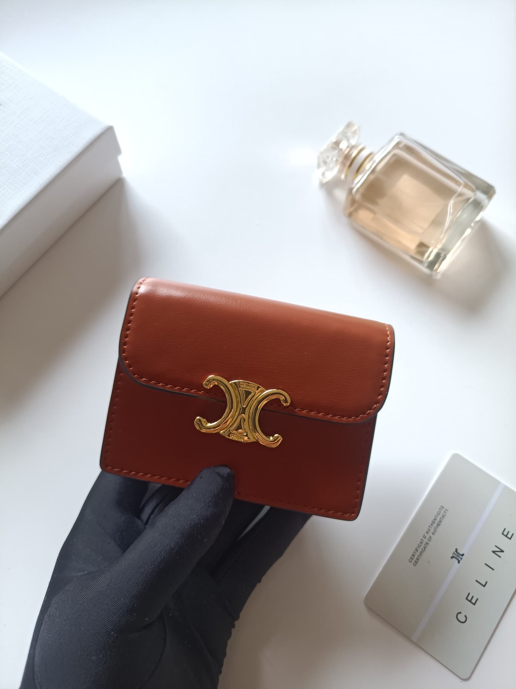C463 Celine’s new card case – TRIOMPHE namecard case. Features a classic pattern on the large surface, with a smooth texture made of ultra-fine material. Gold-colored TRIOMPHE metal buttons for opening and closing. There is one thick inner compartment, an — image 6
