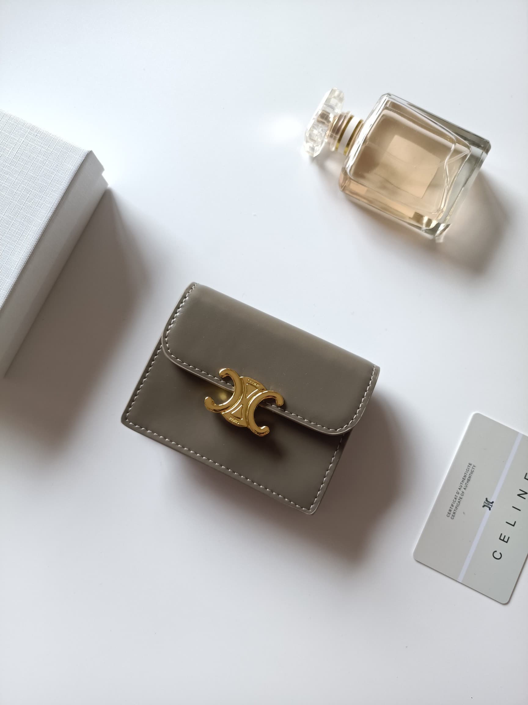 C462 Celine’s new card holder – TRIOMPHE name card case. It features a classic pattern on the large surface area, with flat-stitched microfiber material. The exterior is covered with golden trim. The case uses TRIOMPHE metal zippers for opening and closin — image 2