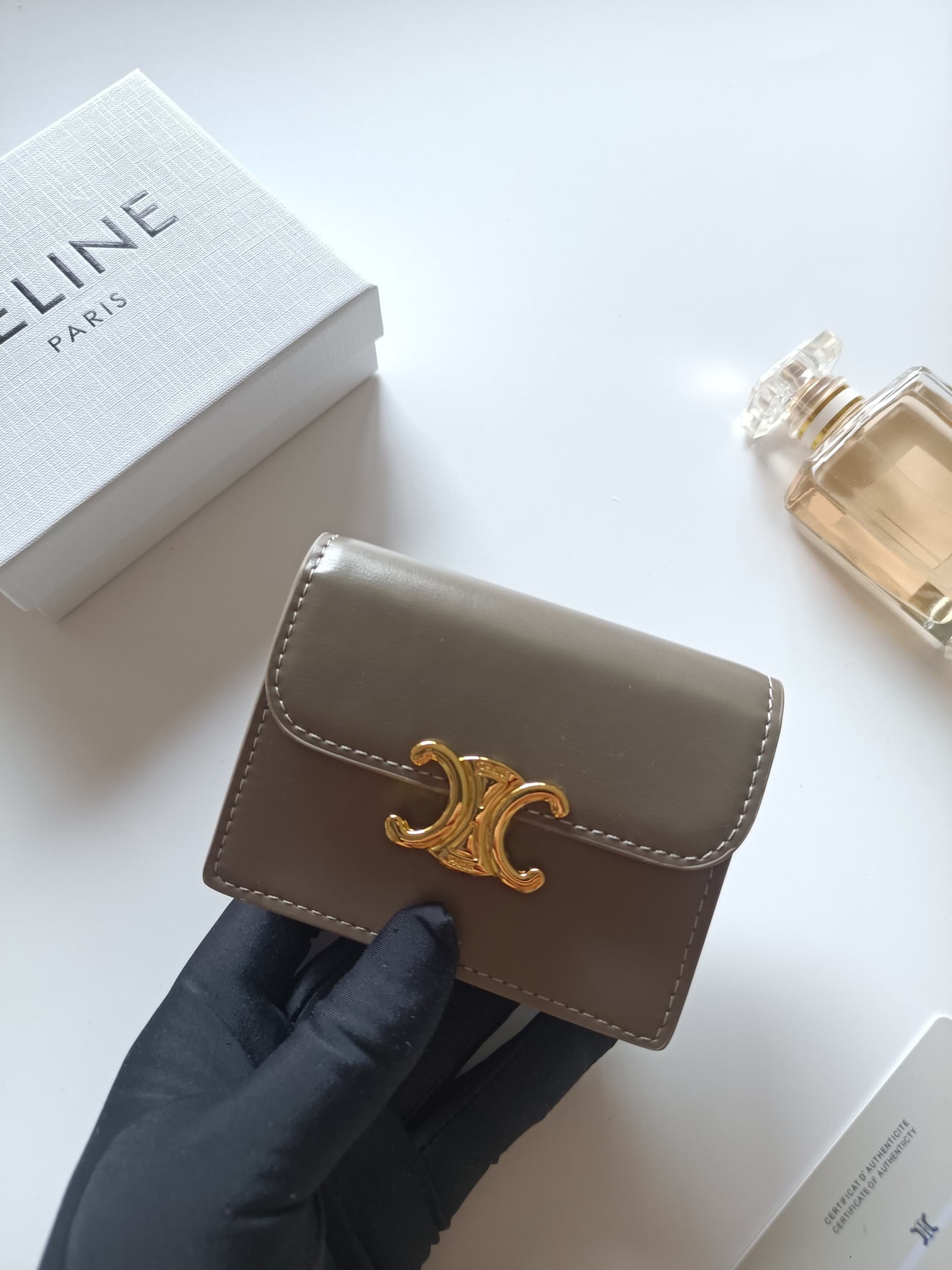 C462 Celine’s new card holder – TRIOMPHE name card case. It features a classic pattern on the large surface area, with flat-stitched microfiber material. The exterior is covered with golden trim. The case uses TRIOMPHE metal zippers for opening and closin — image 4