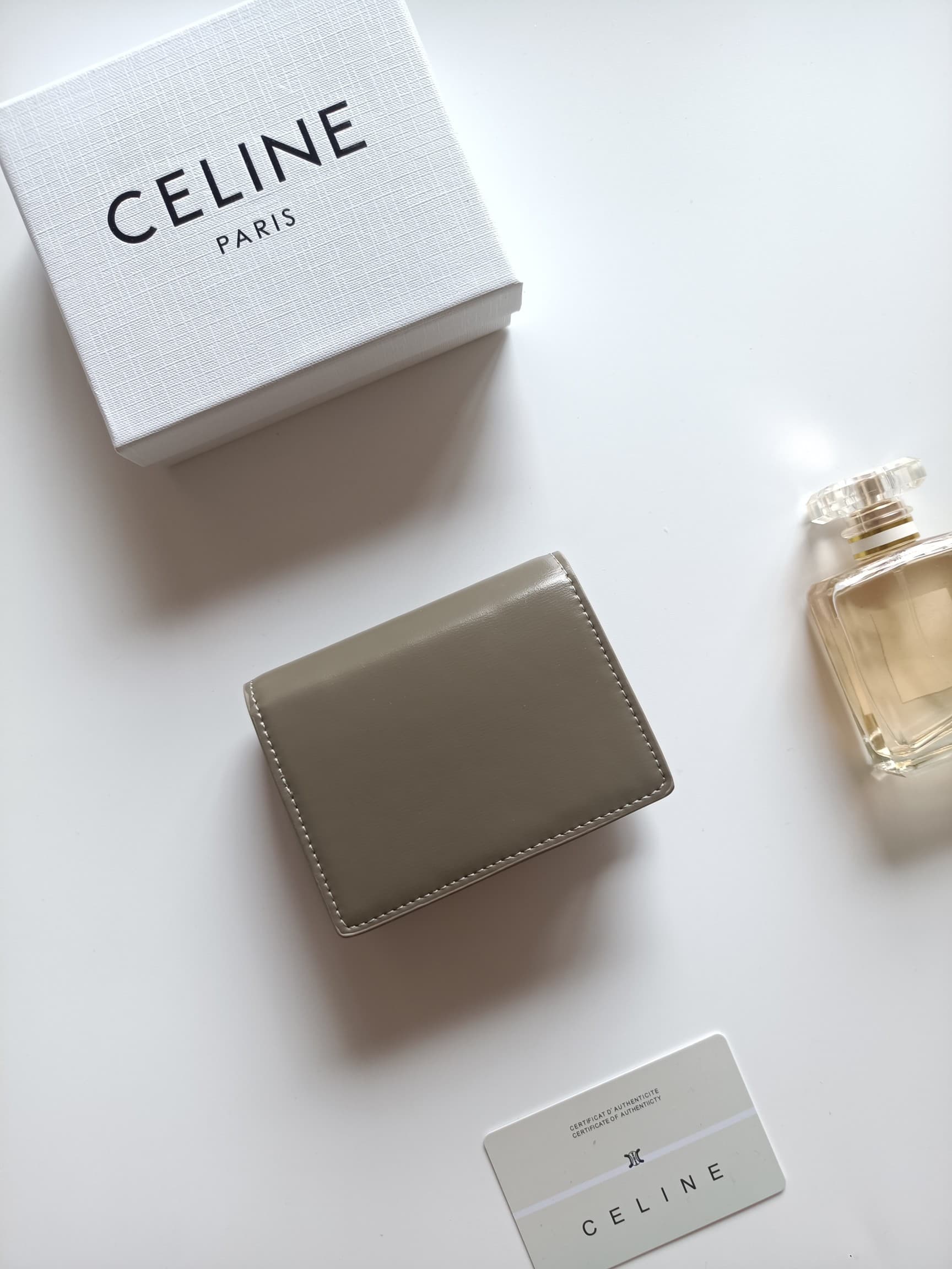 C462 Celine’s new card holder – TRIOMPHE name card case. It features a classic pattern on the large surface area, with flat-stitched microfiber material. The exterior is covered with golden trim. The case uses TRIOMPHE metal zippers for opening and closin — image 3
