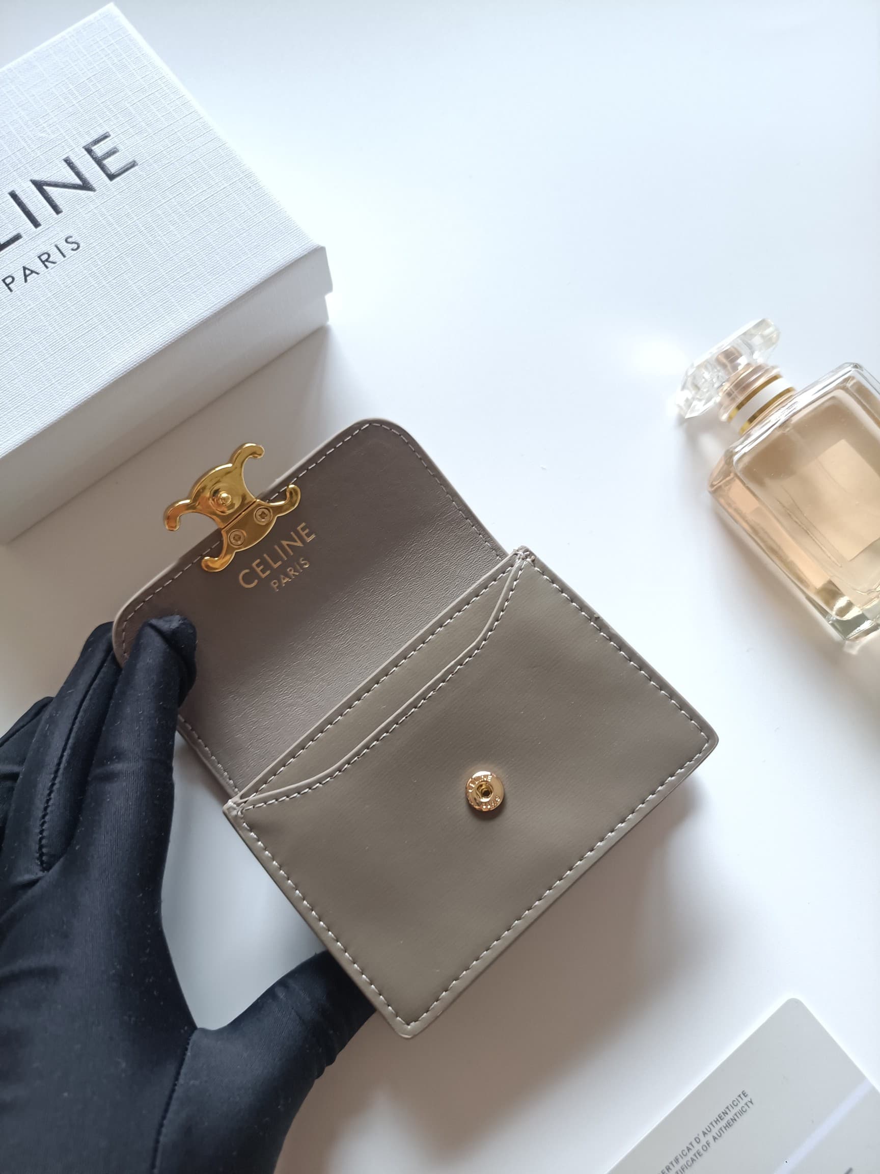 C462 Celine’s new card holder – TRIOMPHE name card case. It features a classic pattern on the large surface area, with flat-stitched microfiber material. The exterior is covered with golden trim. The case uses TRIOMPHE metal zippers for opening and closin — image 5