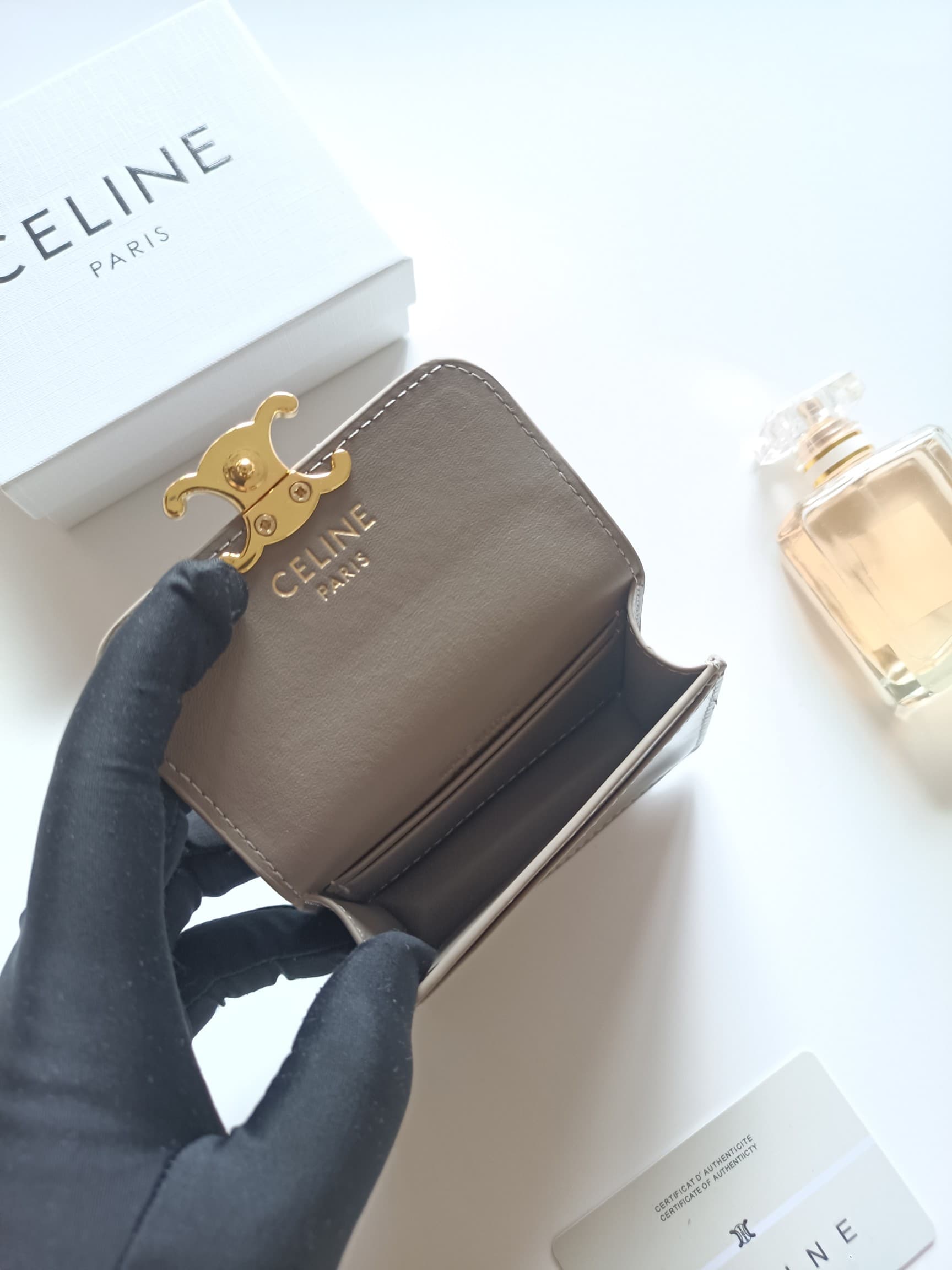 C462 Celine’s new card holder – TRIOMPHE name card case. It features a classic pattern on the large surface area, with flat-stitched microfiber material. The exterior is covered with golden trim. The case uses TRIOMPHE metal zippers for opening and closin — image 6
