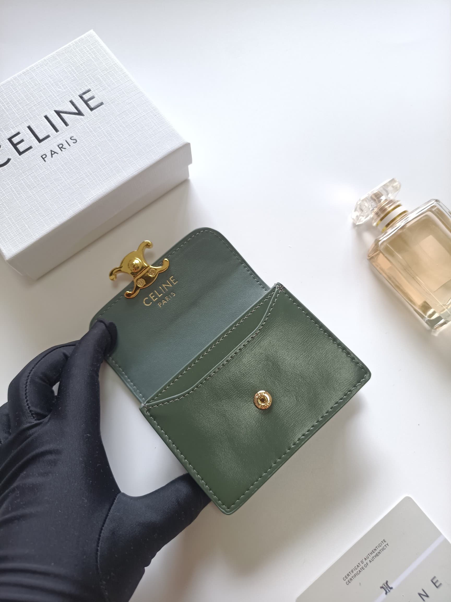 C461 Celine’s new card case, TRIOMPHE name card case – featuring classic patterns on the large surface area, with smooth finish on the inner part. It has a golden-colored TRIOMPHE metal clasp for opening and closing. There is one thick inner compartment,  — image 5