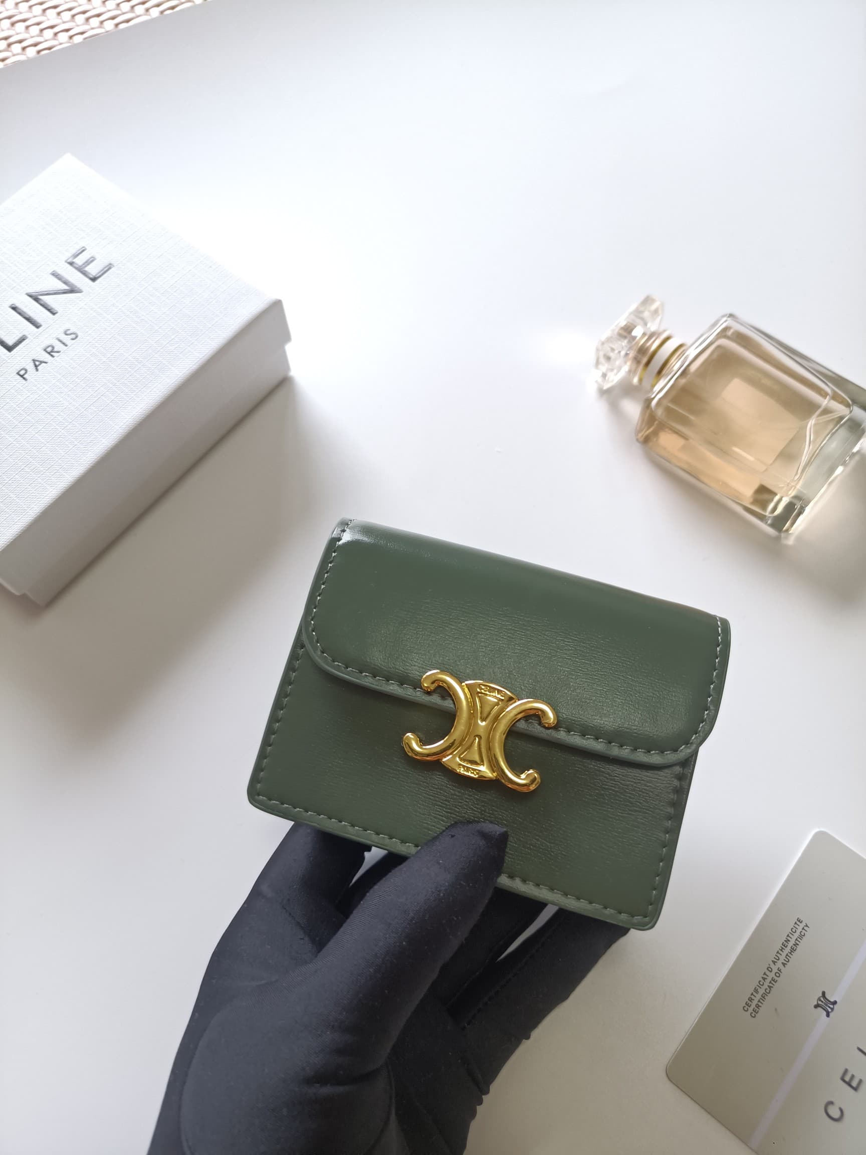 C461 Celine’s new card case, TRIOMPHE name card case – featuring classic patterns on the large surface area, with smooth finish on the inner part. It has a golden-colored TRIOMPHE metal clasp for opening and closing. There is one thick inner compartment,  — image 4