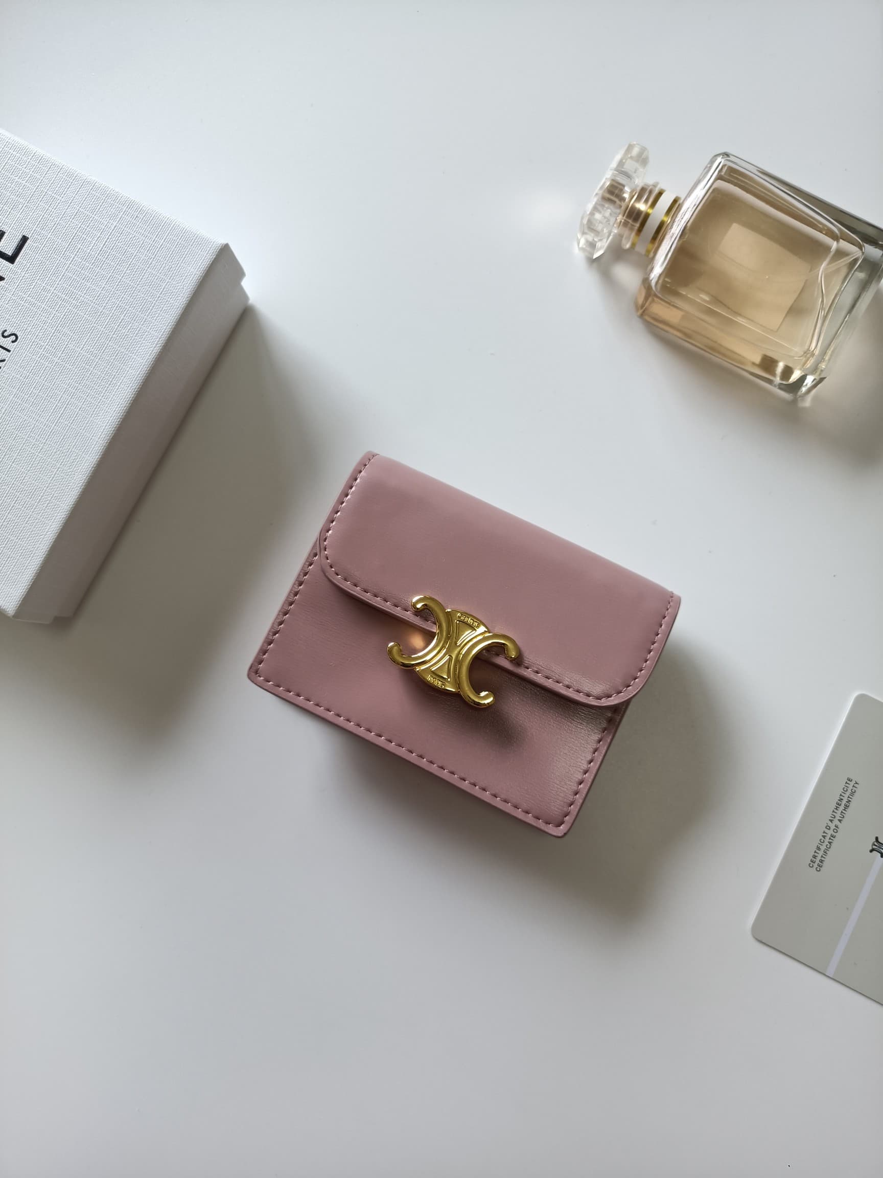 C460 Celine’s new card holder: TRIOMPHE name card holder with classic patterns on the large surface area. The interior is made of smooth microfiber, with a golden finish and TRIOMPHE metal clasp for opening and closing. It features one thick inner compart — image 2