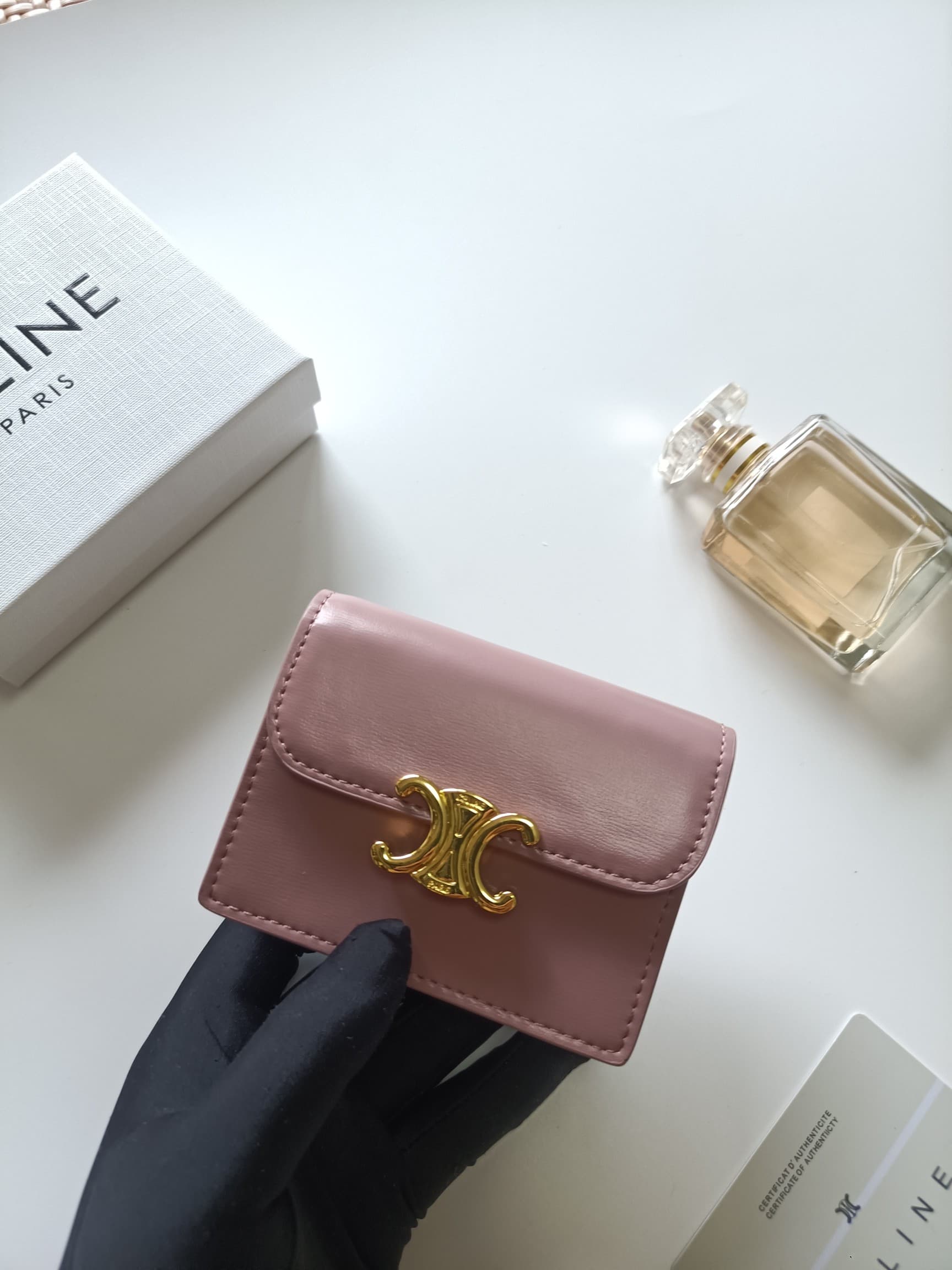 C460 Celine’s new card holder: TRIOMPHE name card holder with classic patterns on the large surface area. The interior is made of smooth microfiber, with a golden finish and TRIOMPHE metal clasp for opening and closing. It features one thick inner compart — image 4