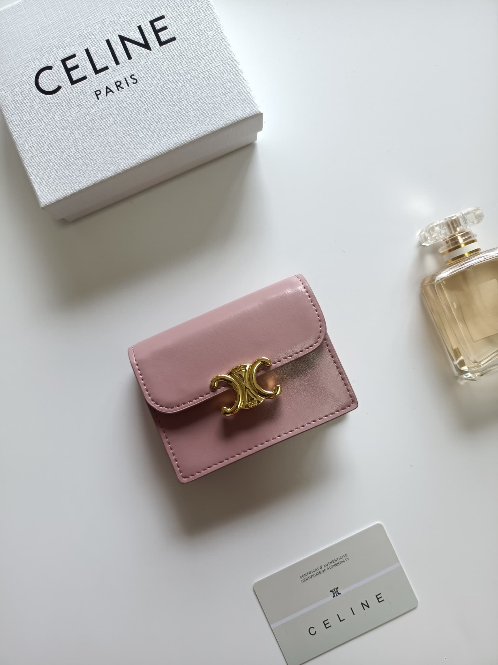 C460 Celine’s new card holder: TRIOMPHE name card holder with classic patterns on the large surface area. The interior is made of smooth microfiber, with a golden finish and TRIOMPHE metal clasp for opening and closing. It features one thick inner compart — image 1
