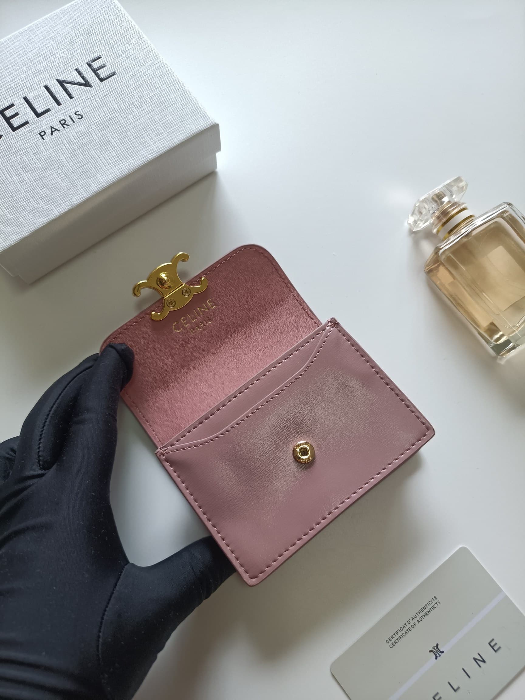 C460 Celine’s new card holder: TRIOMPHE name card holder with classic patterns on the large surface area. The interior is made of smooth microfiber, with a golden finish and TRIOMPHE metal clasp for opening and closing. It features one thick inner compart — image 5