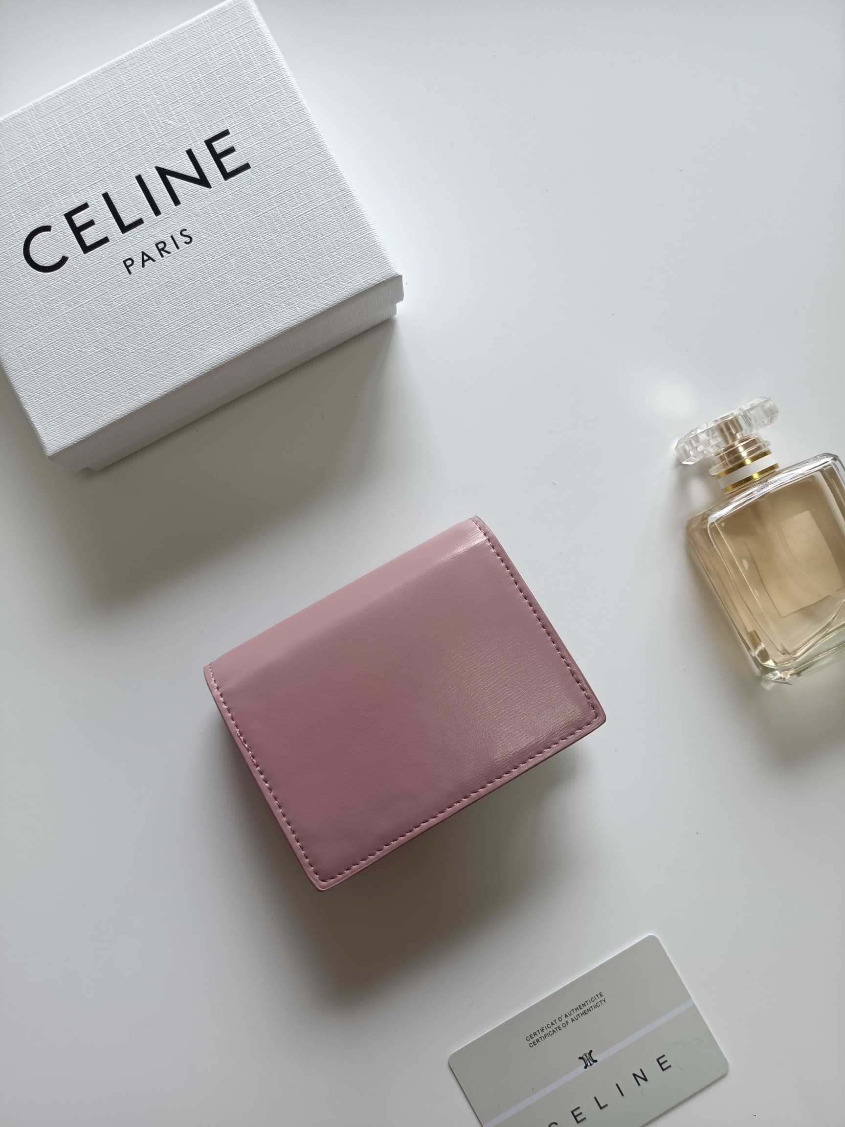 C460 Celine’s new card holder: TRIOMPHE name card holder with classic patterns on the large surface area. The interior is made of smooth microfiber, with a golden finish and TRIOMPHE metal clasp for opening and closing. It features one thick inner compart — image 3