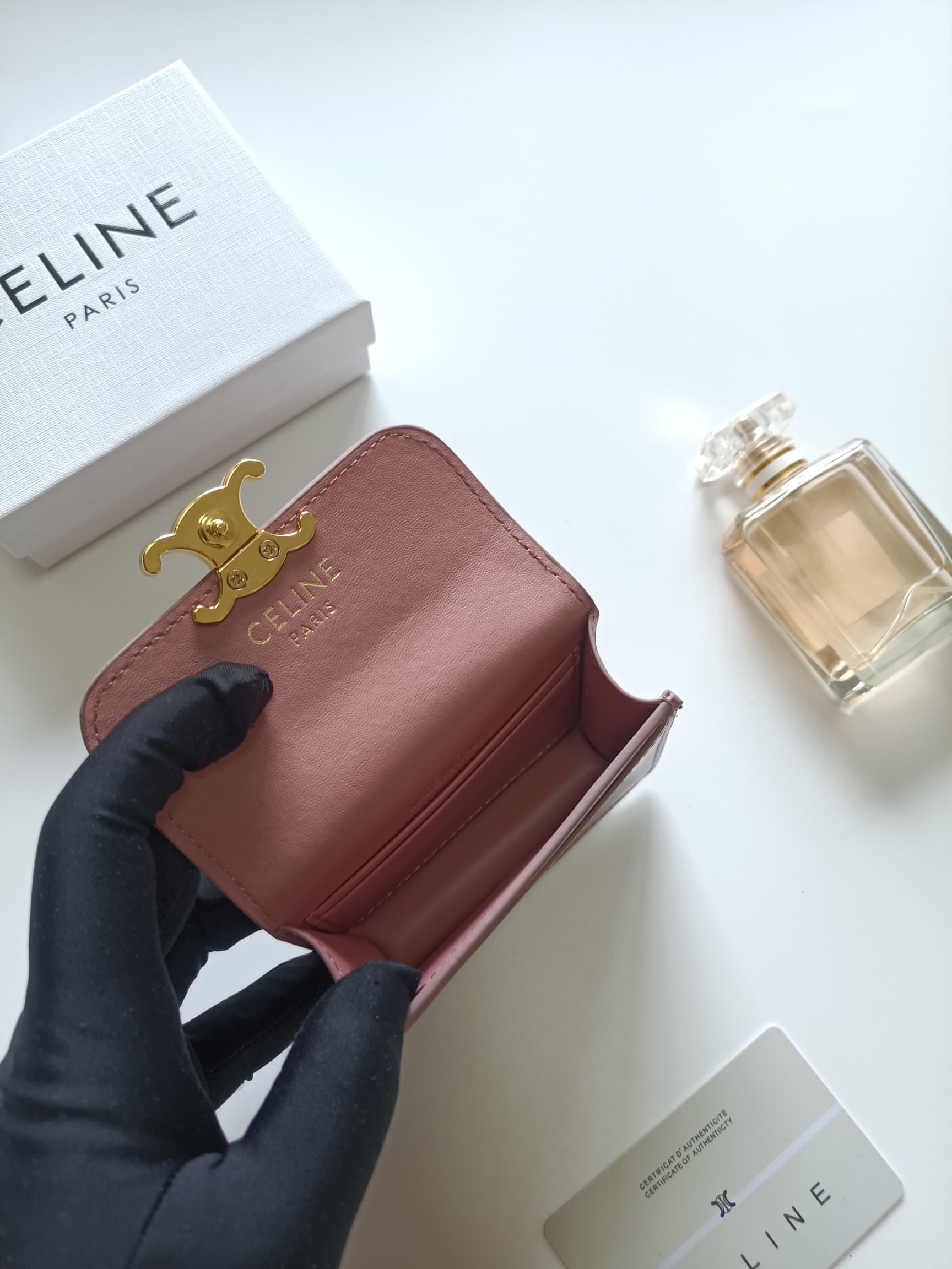 C460 Celine’s new card holder: TRIOMPHE name card holder with classic patterns on the large surface area. The interior is made of smooth microfiber, with a golden finish and TRIOMPHE metal clasp for opening and closing. It features one thick inner compart — image 6
