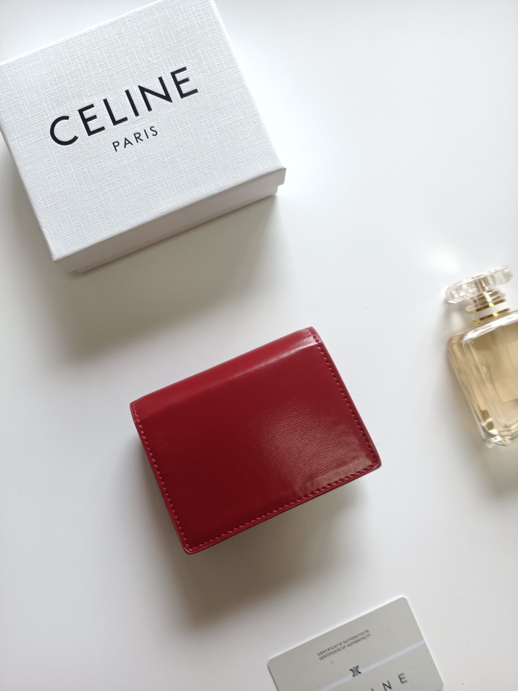 C459 Celine’s new card bag, TRIOMPHE name card bag. It features a classic pattern on the large interior surface, with a smooth texture made of ultra-fine material. The bag has a golden metallic clasp for opening and closing. There is one thick main compar — image 3