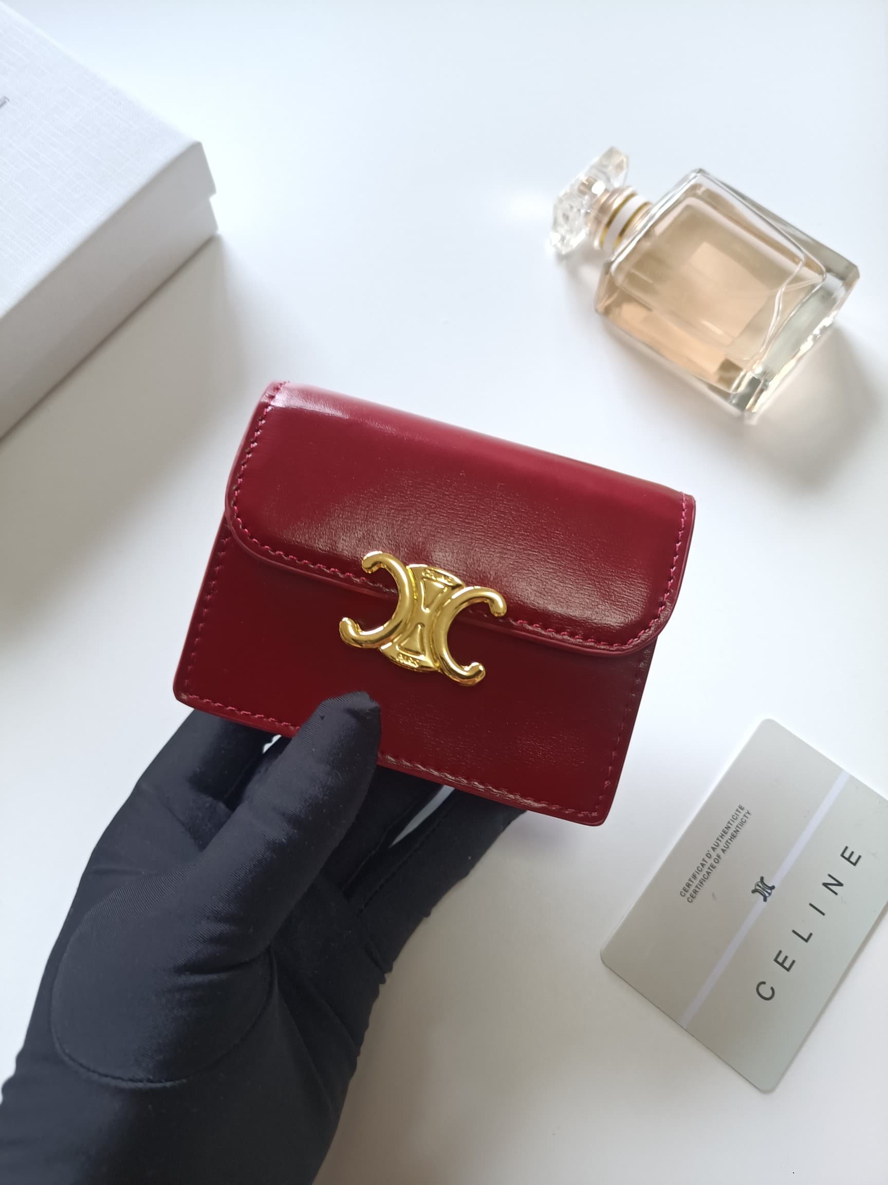 C459 Celine’s new card bag, TRIOMPHE name card bag. It features a classic pattern on the large interior surface, with a smooth texture made of ultra-fine material. The bag has a golden metallic clasp for opening and closing. There is one thick main compar — image 4